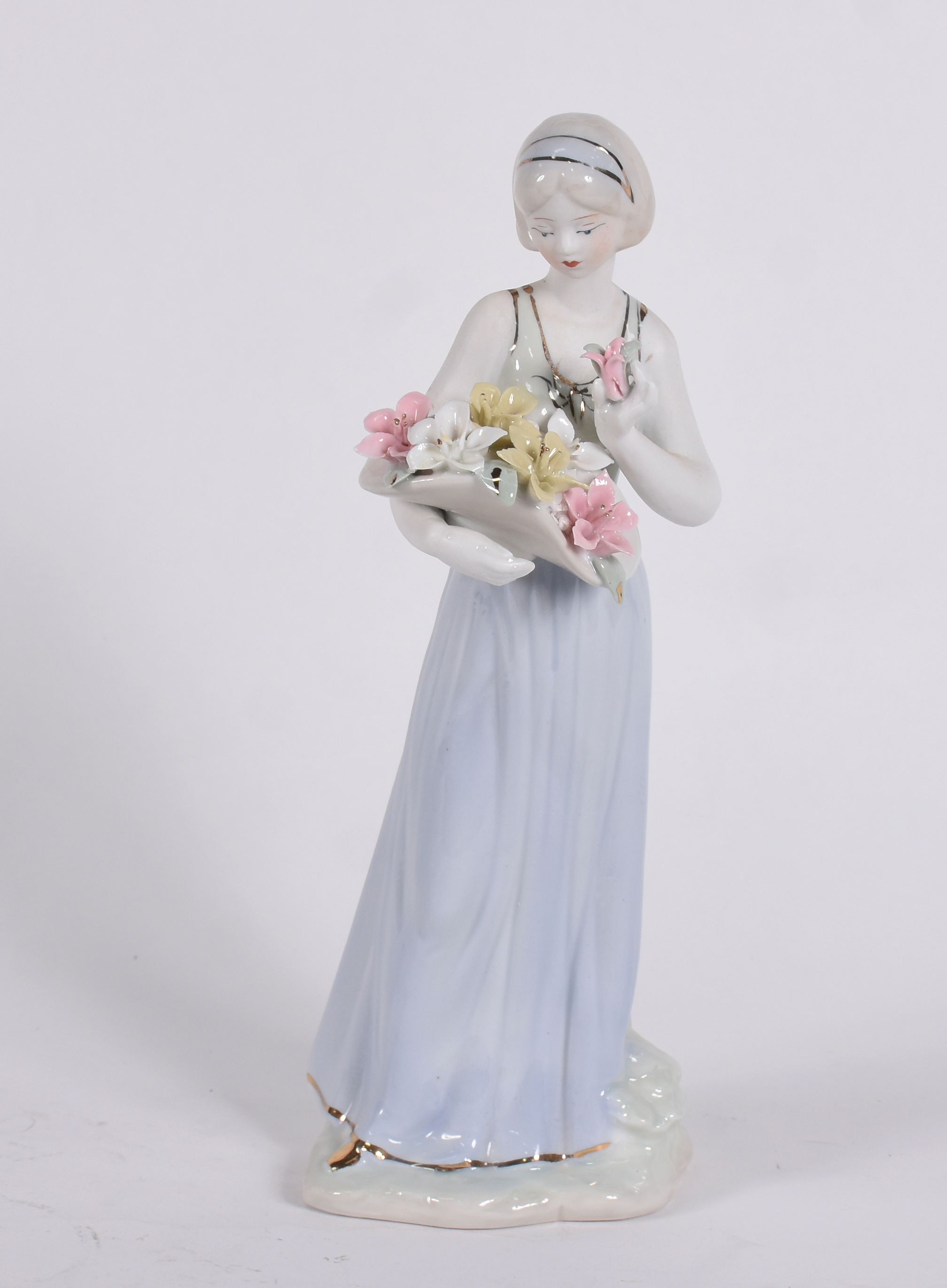 Escultura de porcelana representando mulher com cesto de flores. - foto 1 de 4