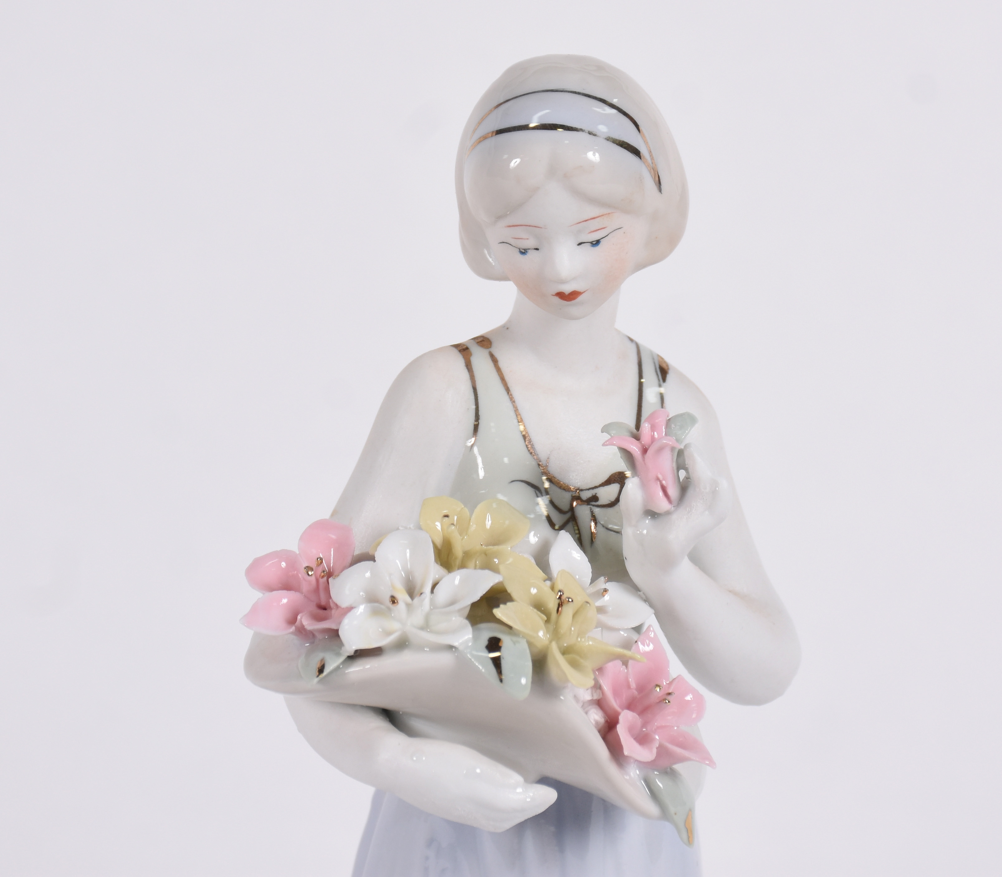 Escultura de porcelana representando mulher com cesto de flores. - foto 2 de 4