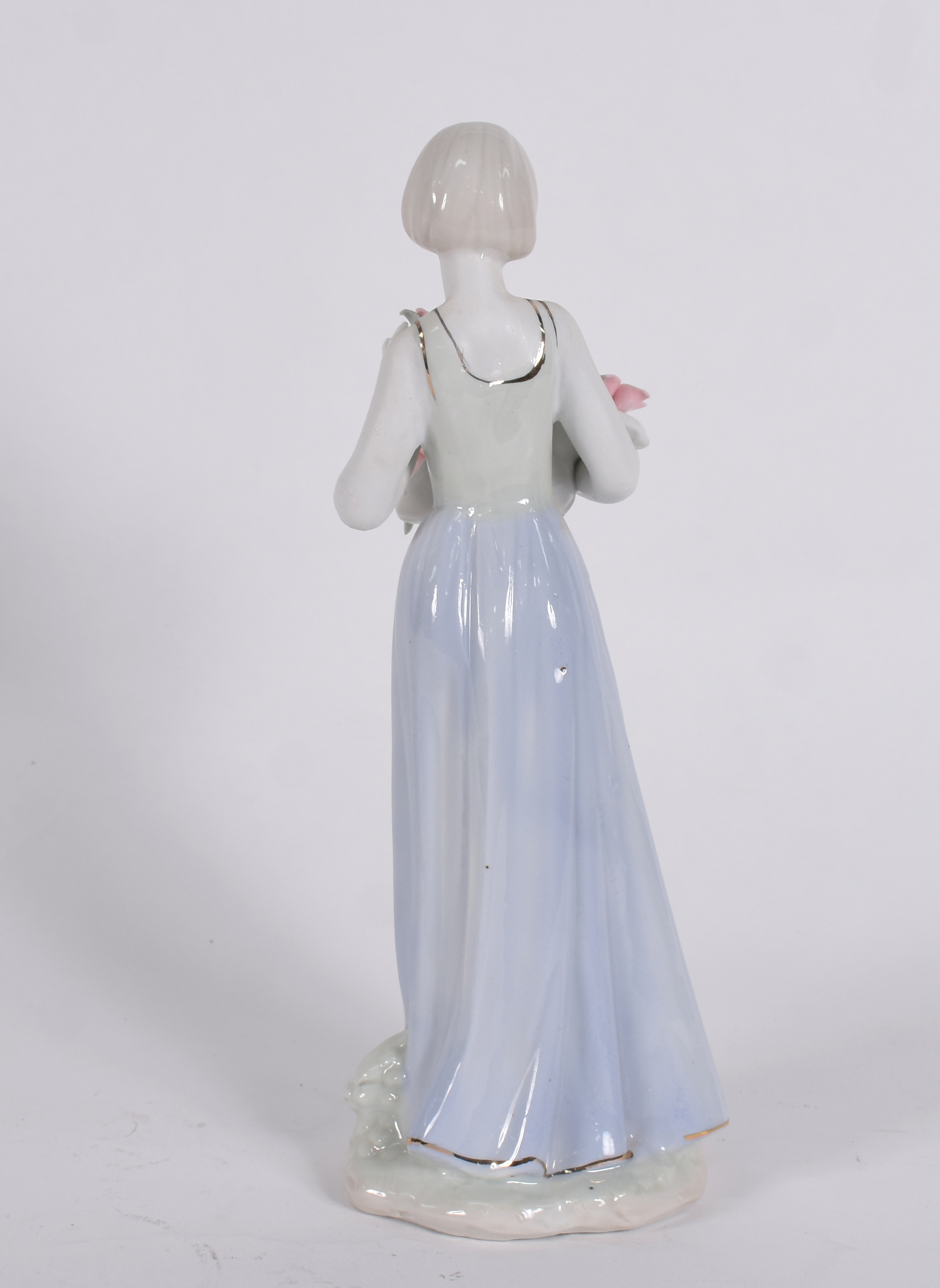 Escultura de porcelana representando mulher com cesto de flores. - foto 3 de 4