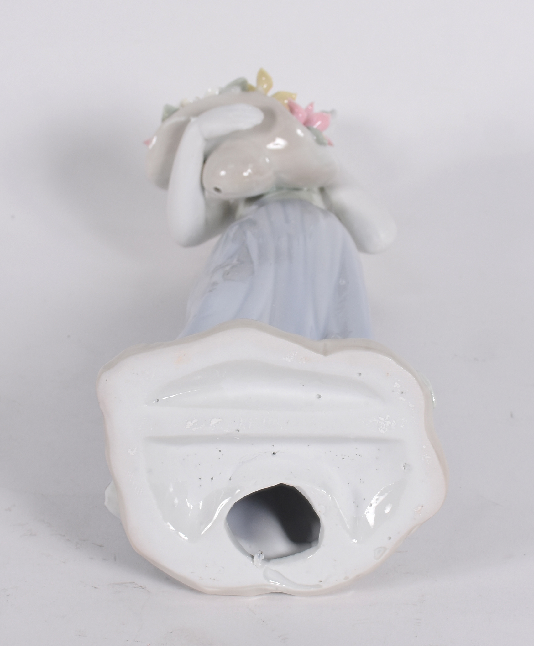 Escultura de porcelana representando mulher com cesto de flores. - foto 4 de 4