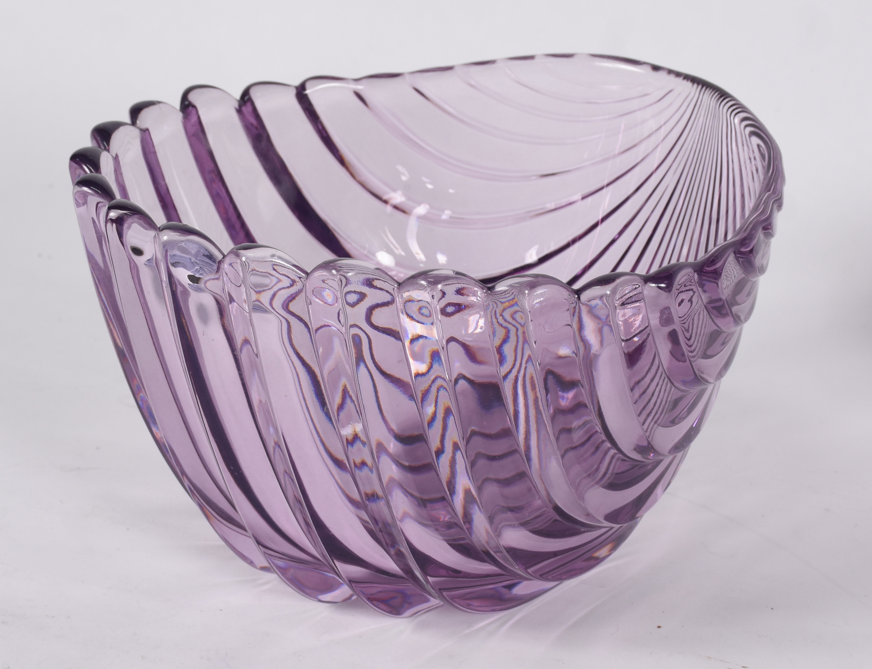 Conjunto de saladeira e 12 bowls de vidro lilás na forma de concha. - foto 2 de 3