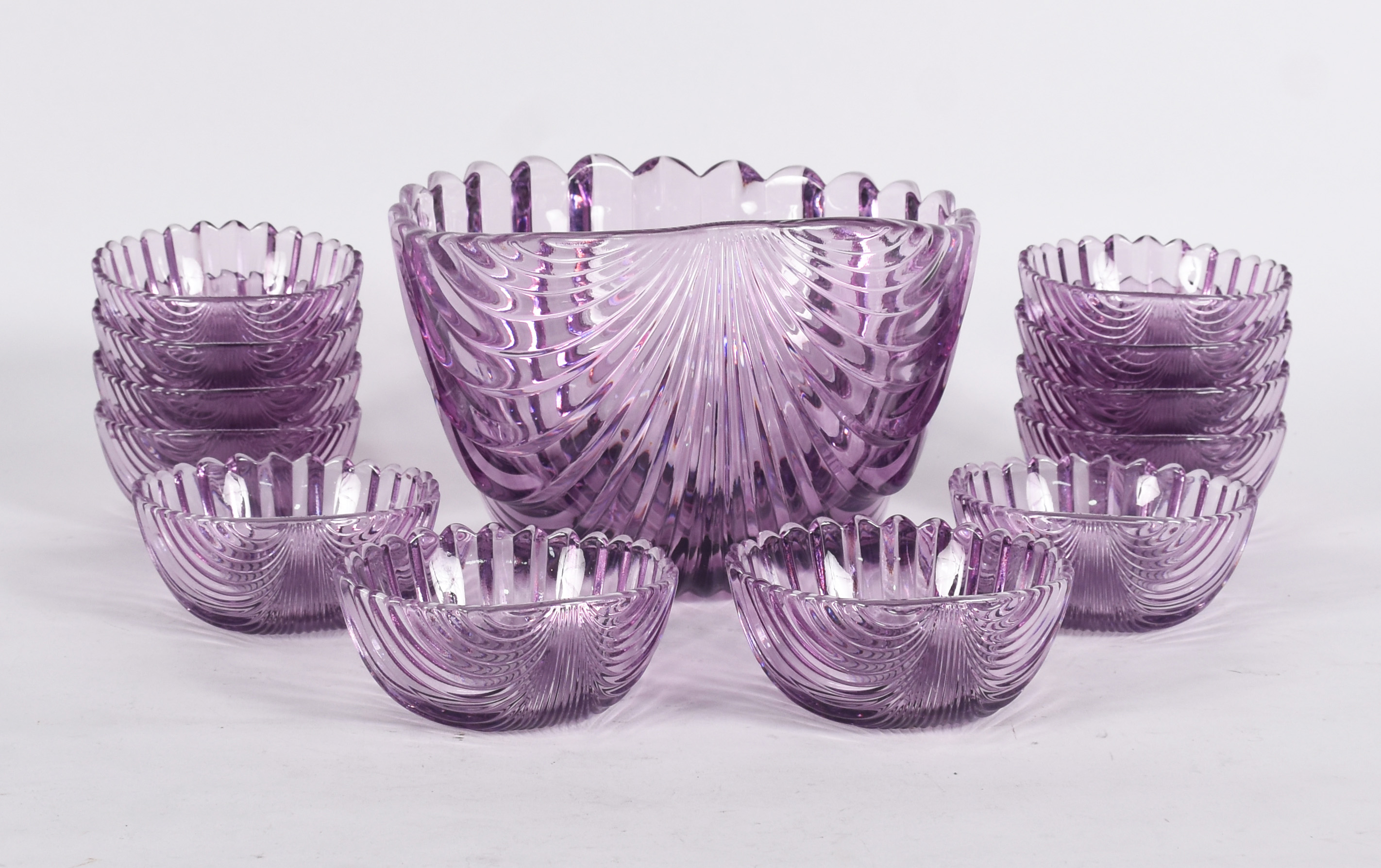 Conjunto de saladeira e 12 bowls de vidro lilás na forma de concha. - foto 3 de 3