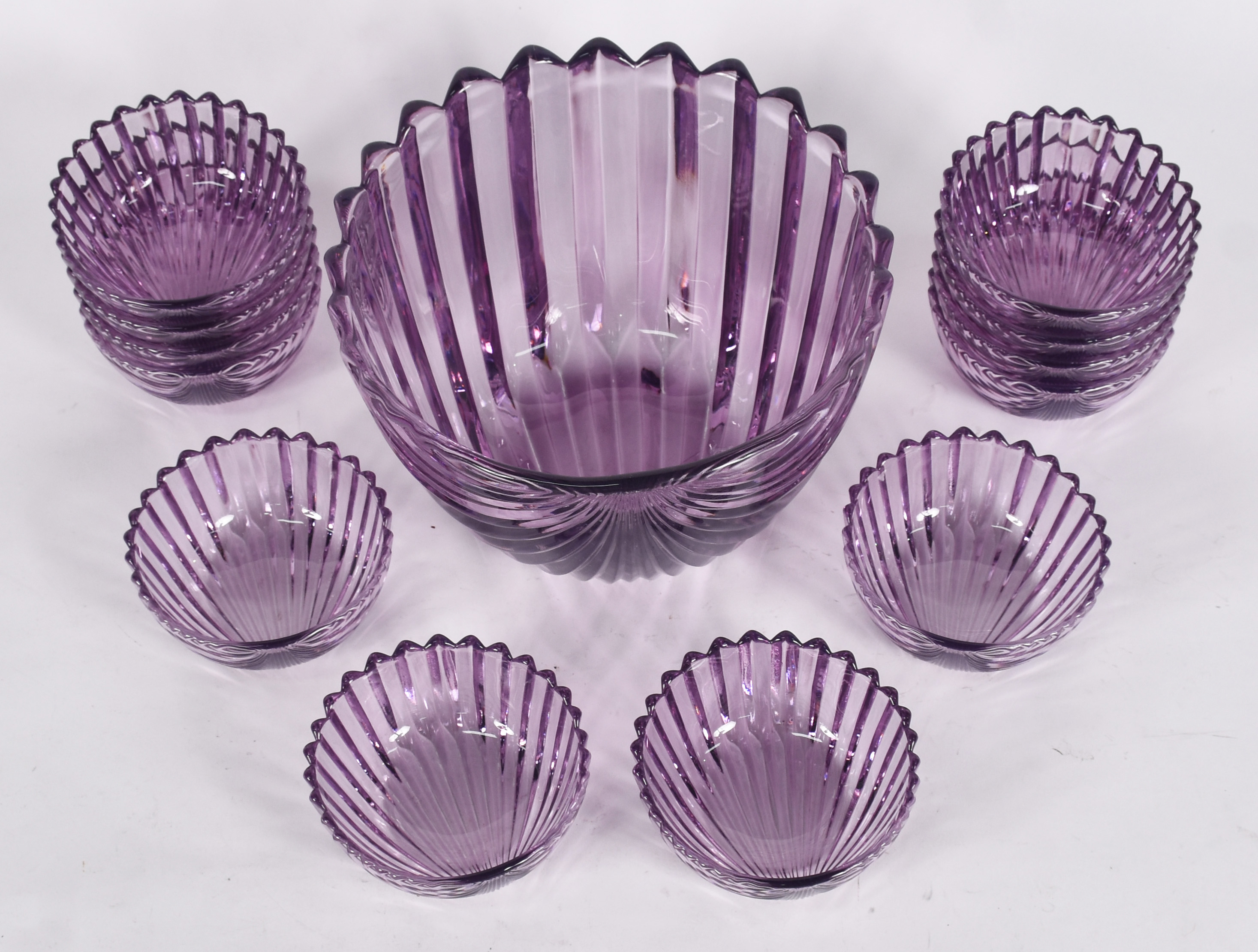 Conjunto de saladeira e 12 bowls de vidro lilás na forma de concha. - foto 1 de 3