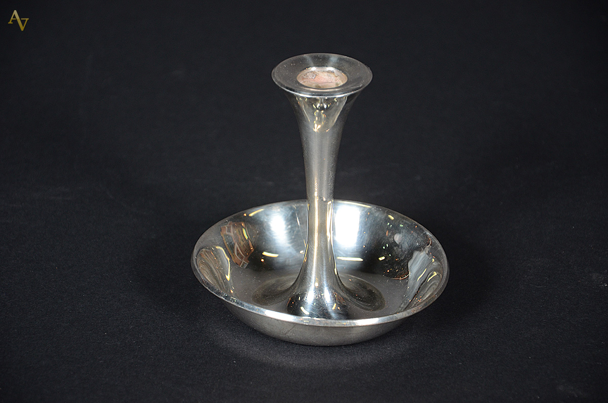 Castiçal de prata contrastada, peso aproximado 80 g. Altura 12 cm.