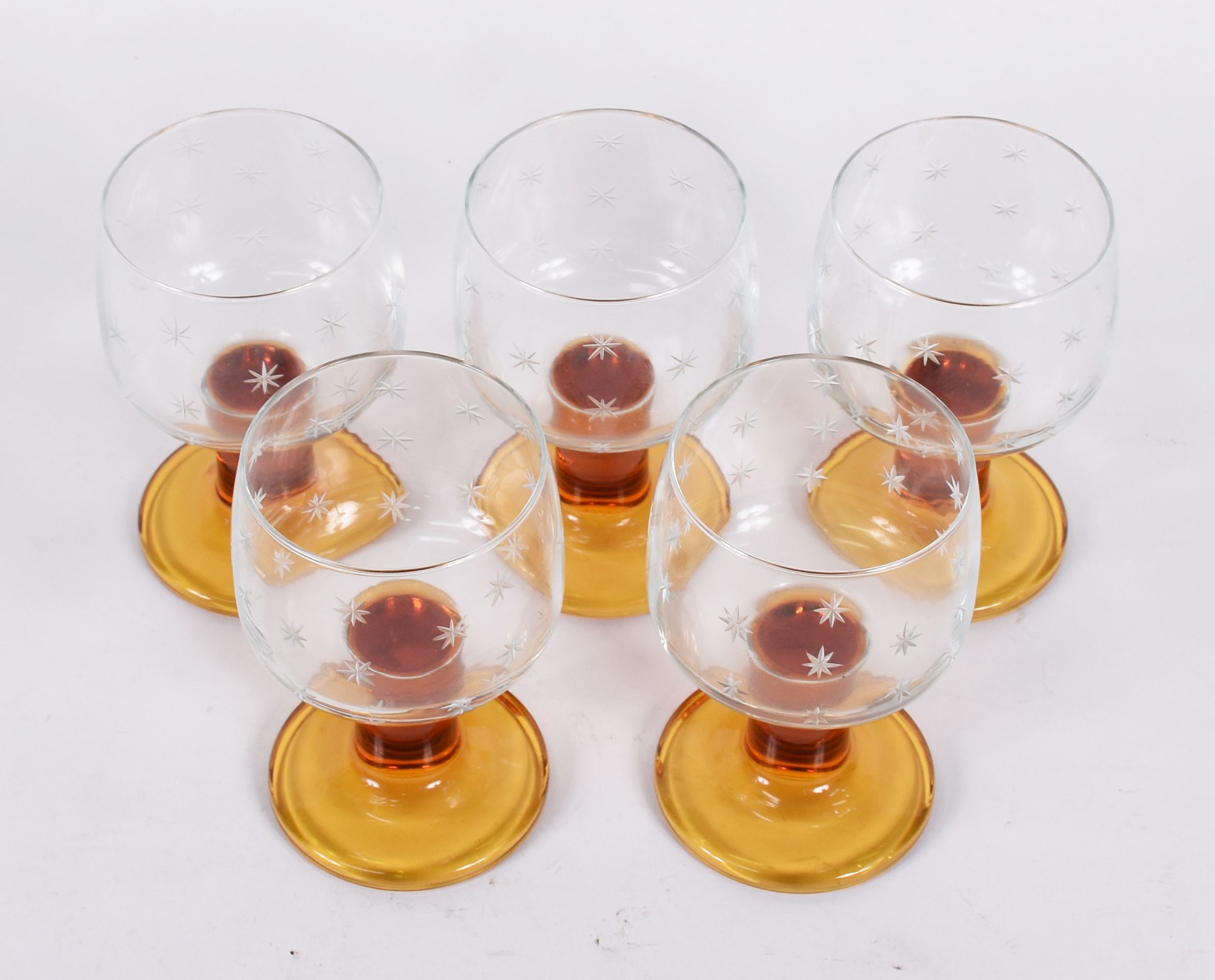 Conjunto de seis taças para vinho com detalhes lavrados, pés na cor... - foto 1 de 4