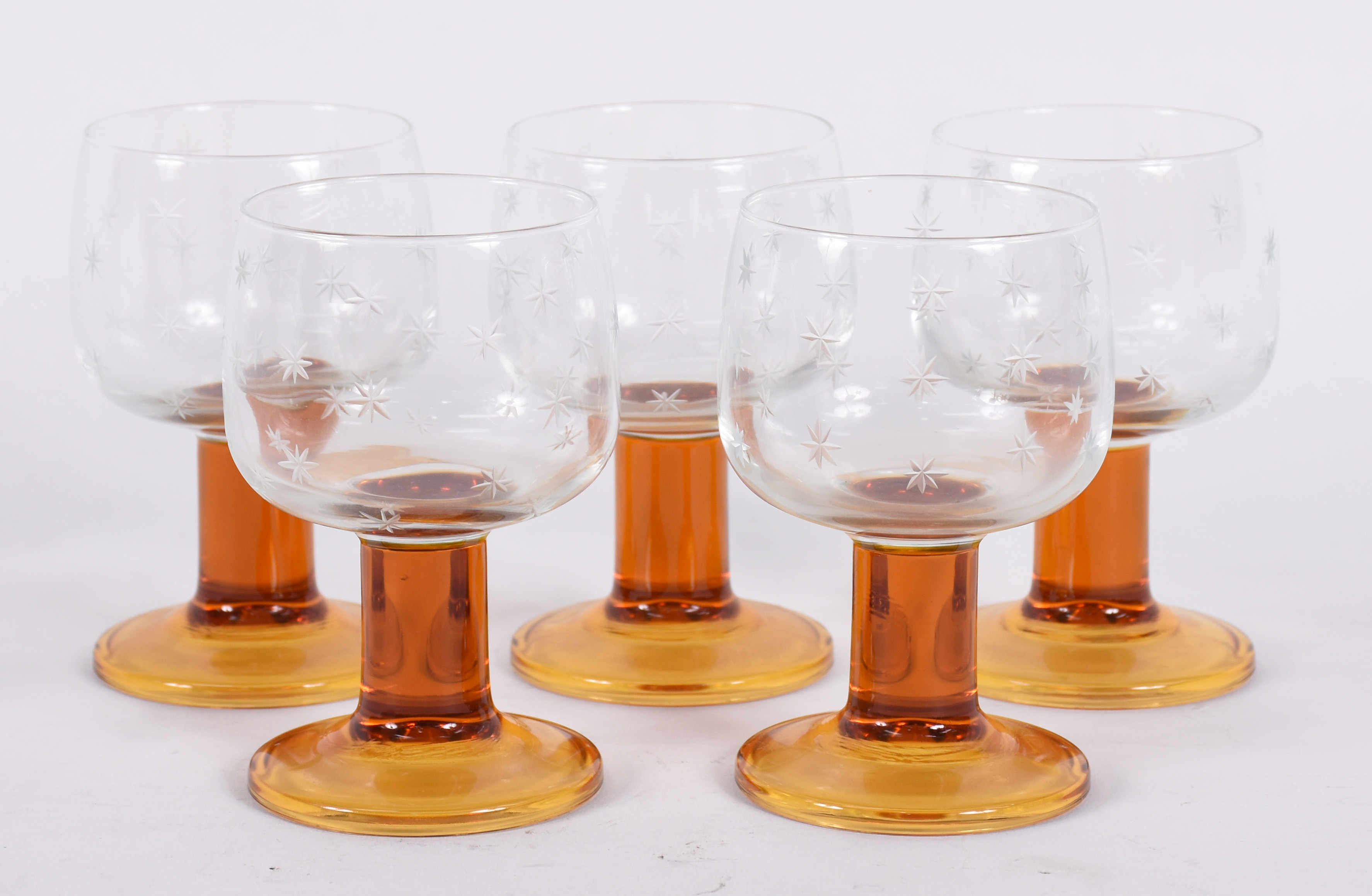 Conjunto de seis taças para vinho com detalhes lavrados, pés na cor... - foto 2 de 4