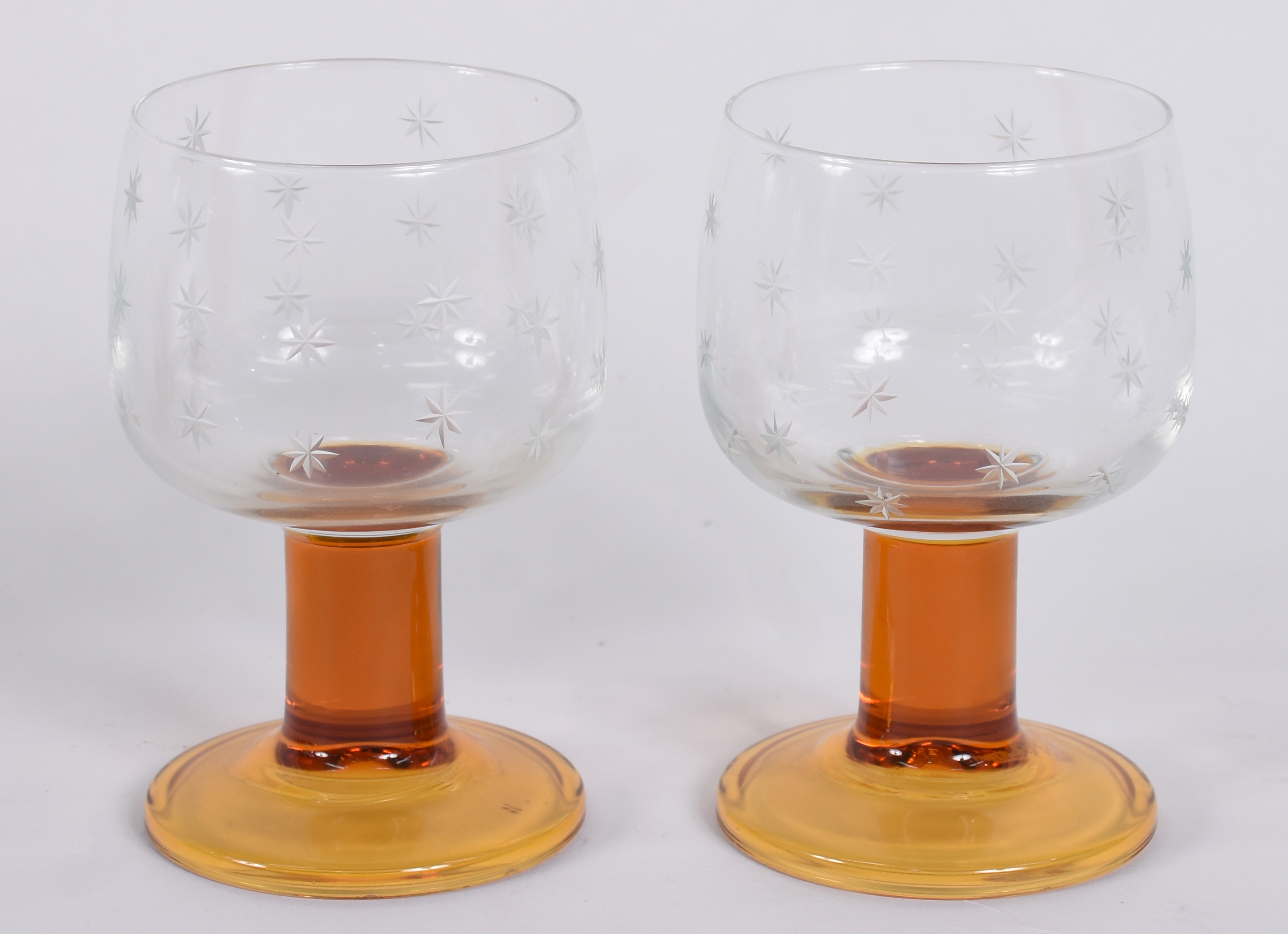Conjunto de seis taças para vinho com detalhes lavrados, pés na cor... - foto 3 de 4