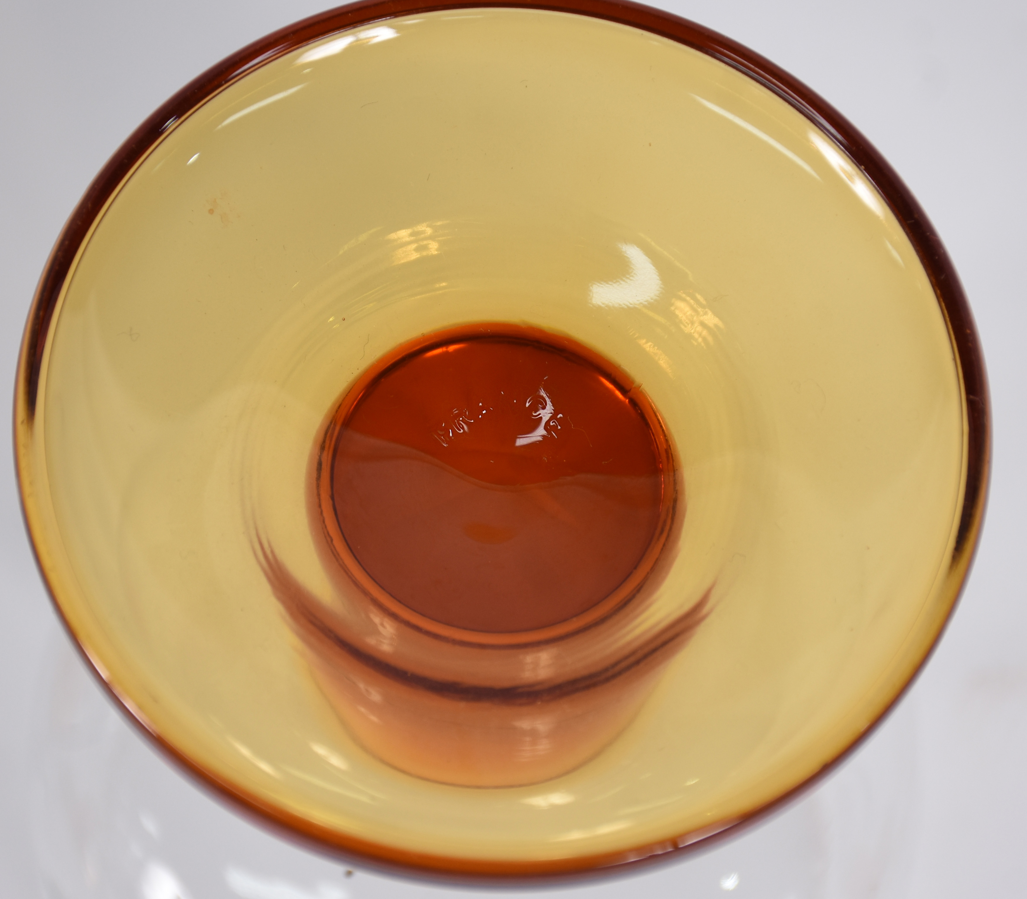 Conjunto de seis taças para vinho com detalhes lavrados, pés na cor... - foto 4 de 4