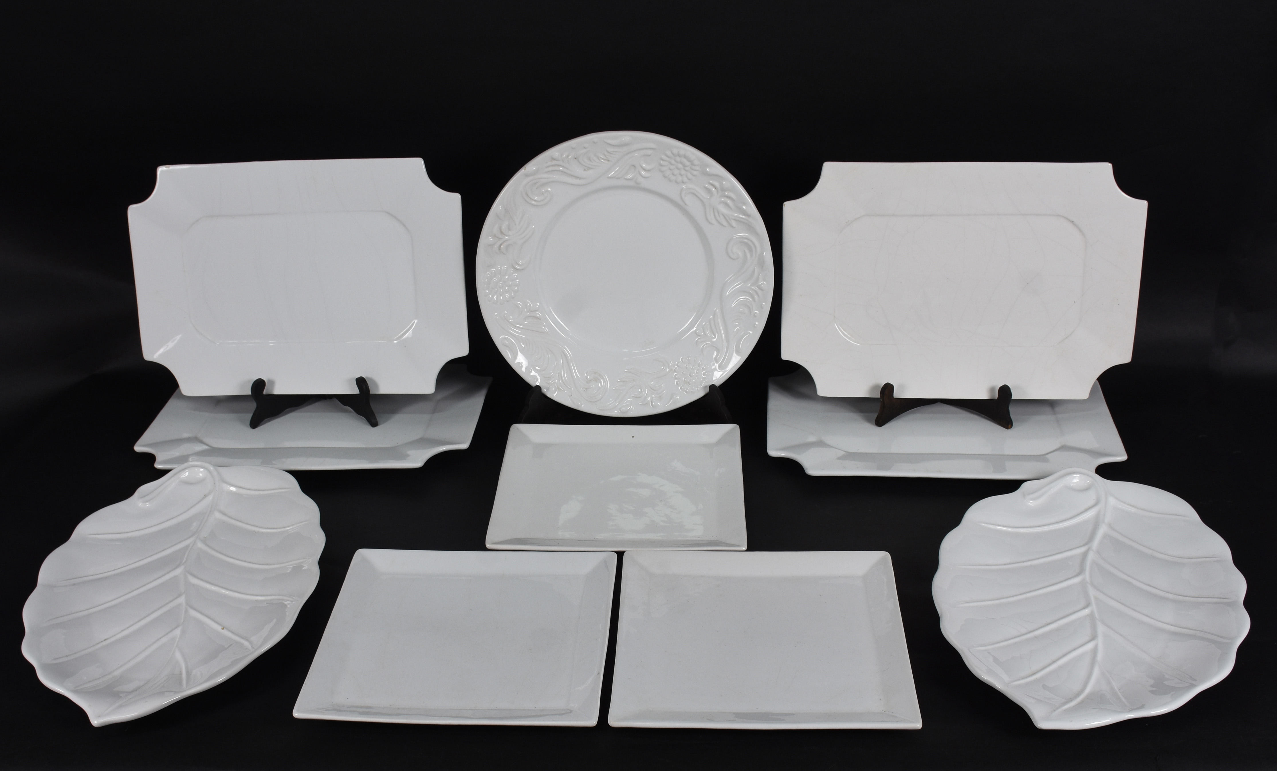 Conjunto com 10 travessas de cerâmica vitrificada branca, diversos... - foto 1 de 7