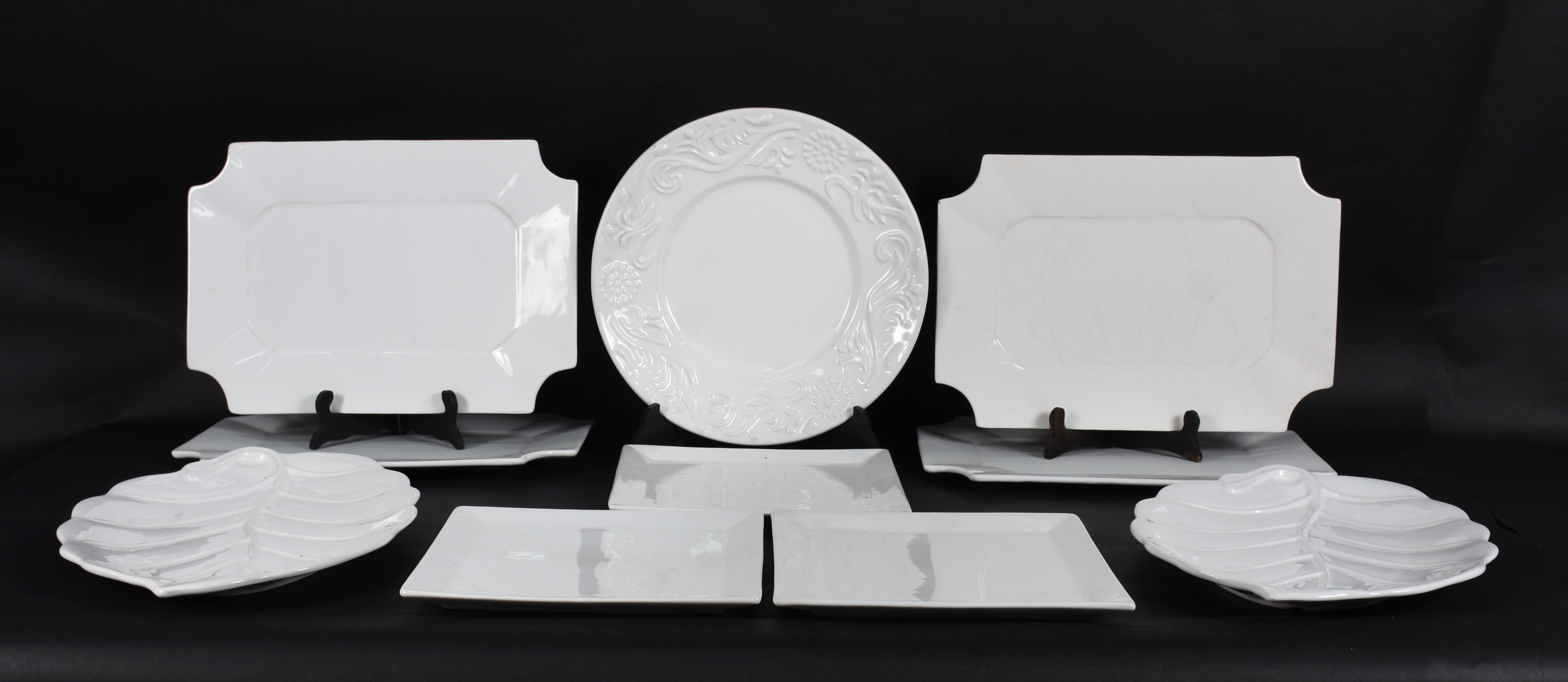 Conjunto com 10 travessas de cerâmica vitrificada branca, diversos... - foto 2 de 7