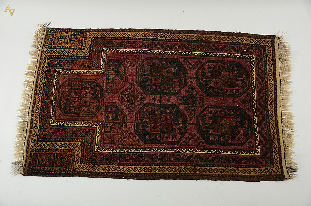 Tapete Afghan de oração. Medidas 1,33 x 0,85 m.