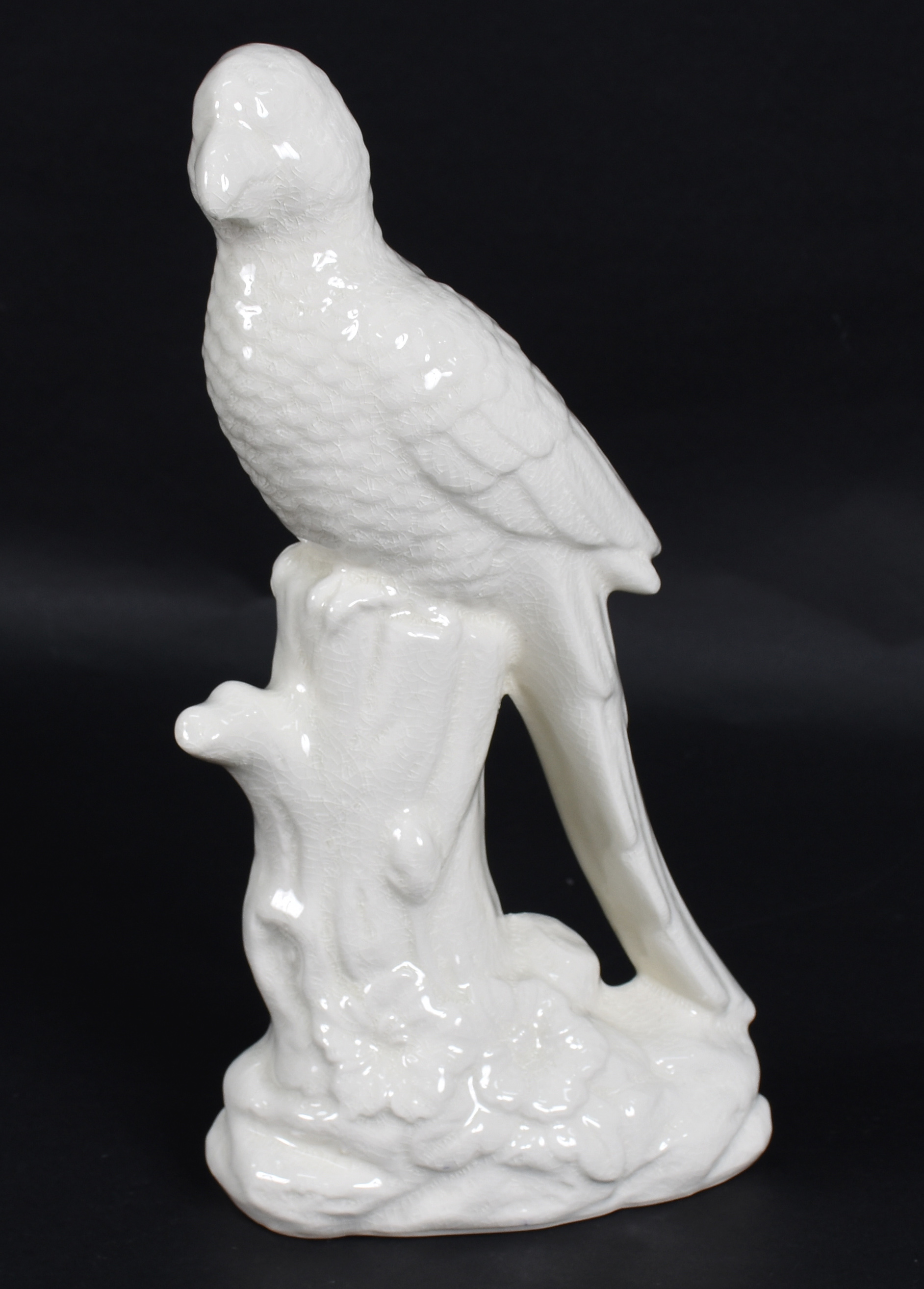 Estatueta de porcelana representando papagaio. - foto 1 de 5