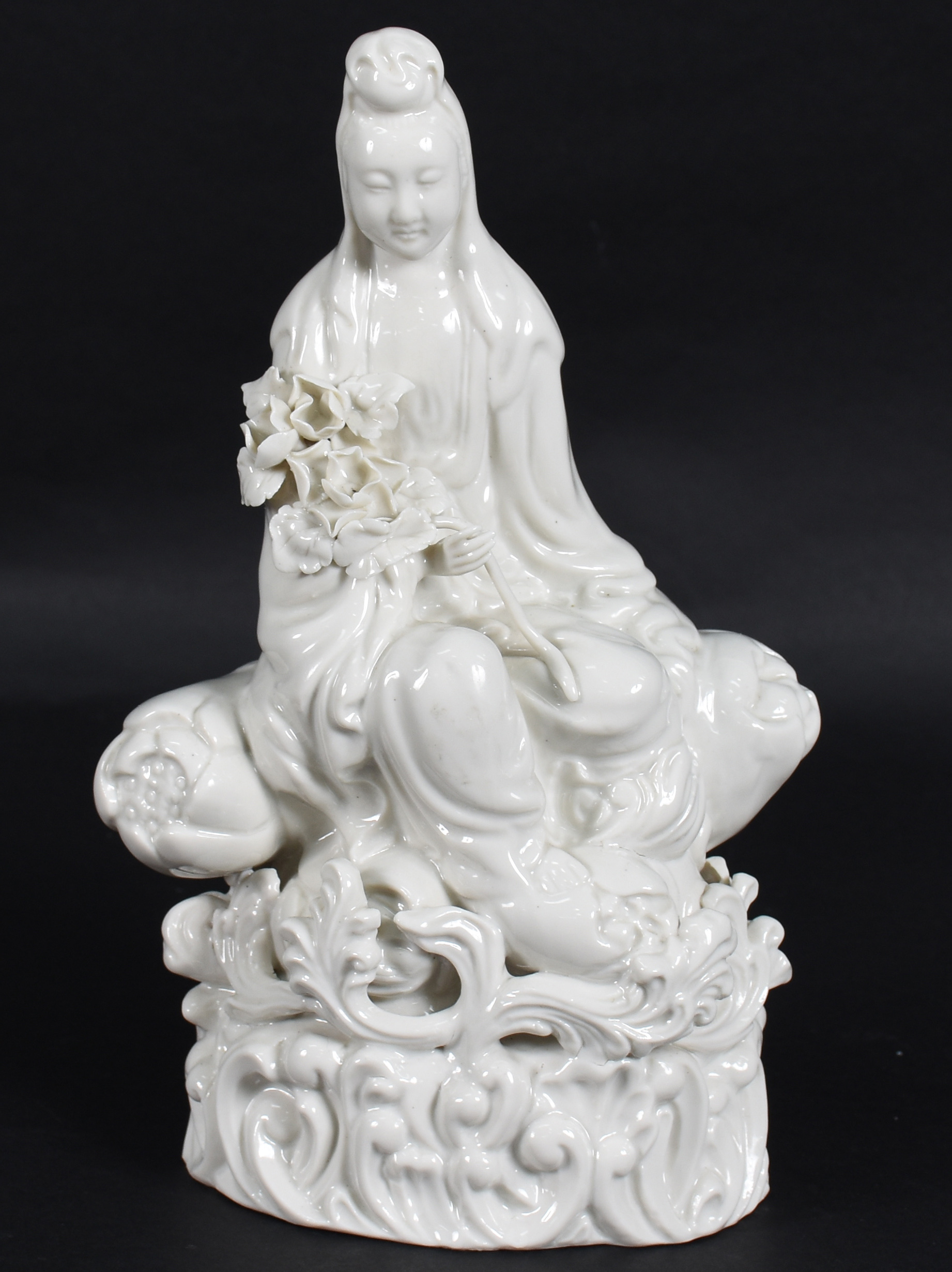 Estatueta de porcelana Blanc d'chine representando Divindade. - foto 1 de 4