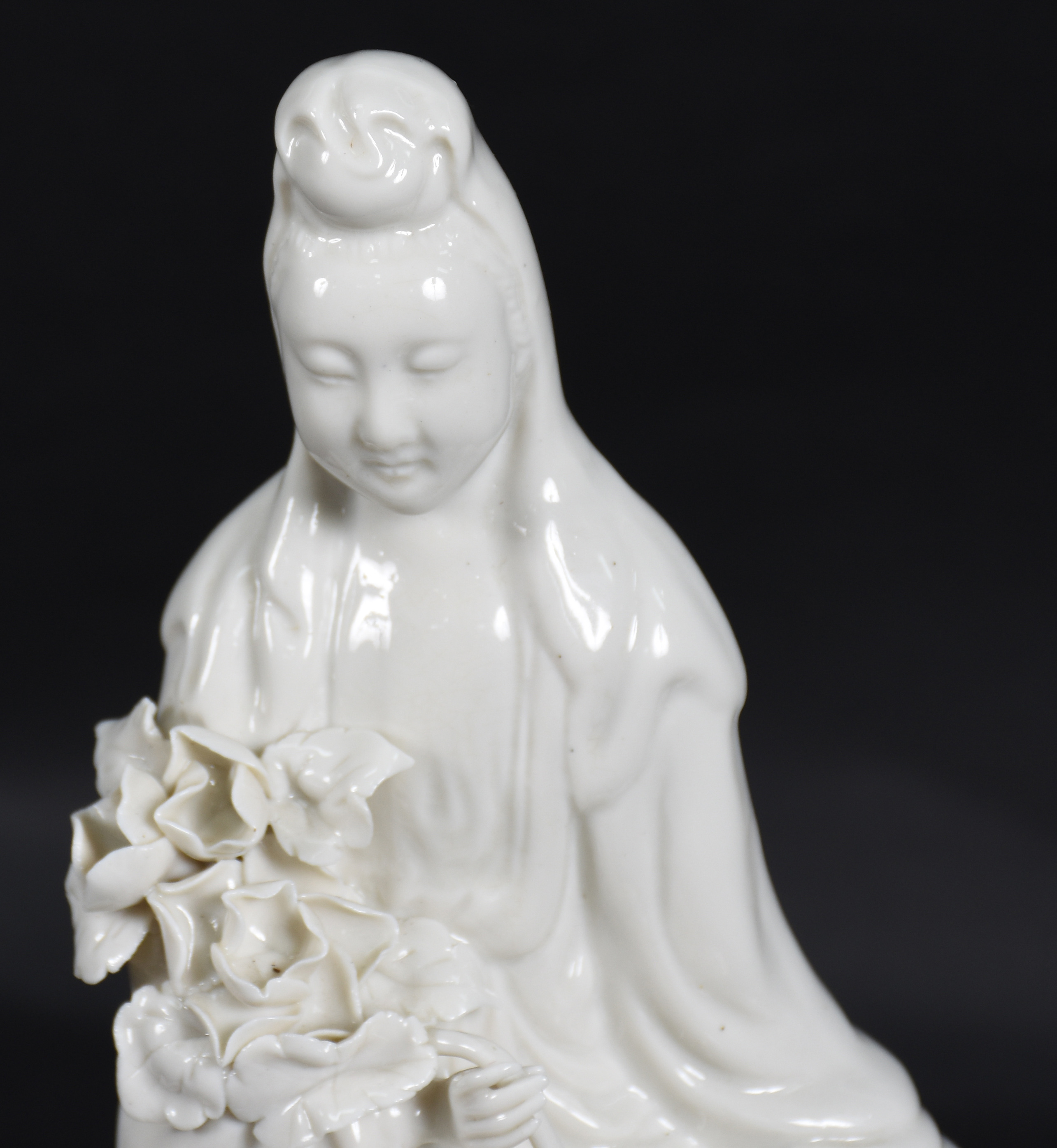 Estatueta de porcelana Blanc d'chine representando Divindade. - foto 2 de 4
