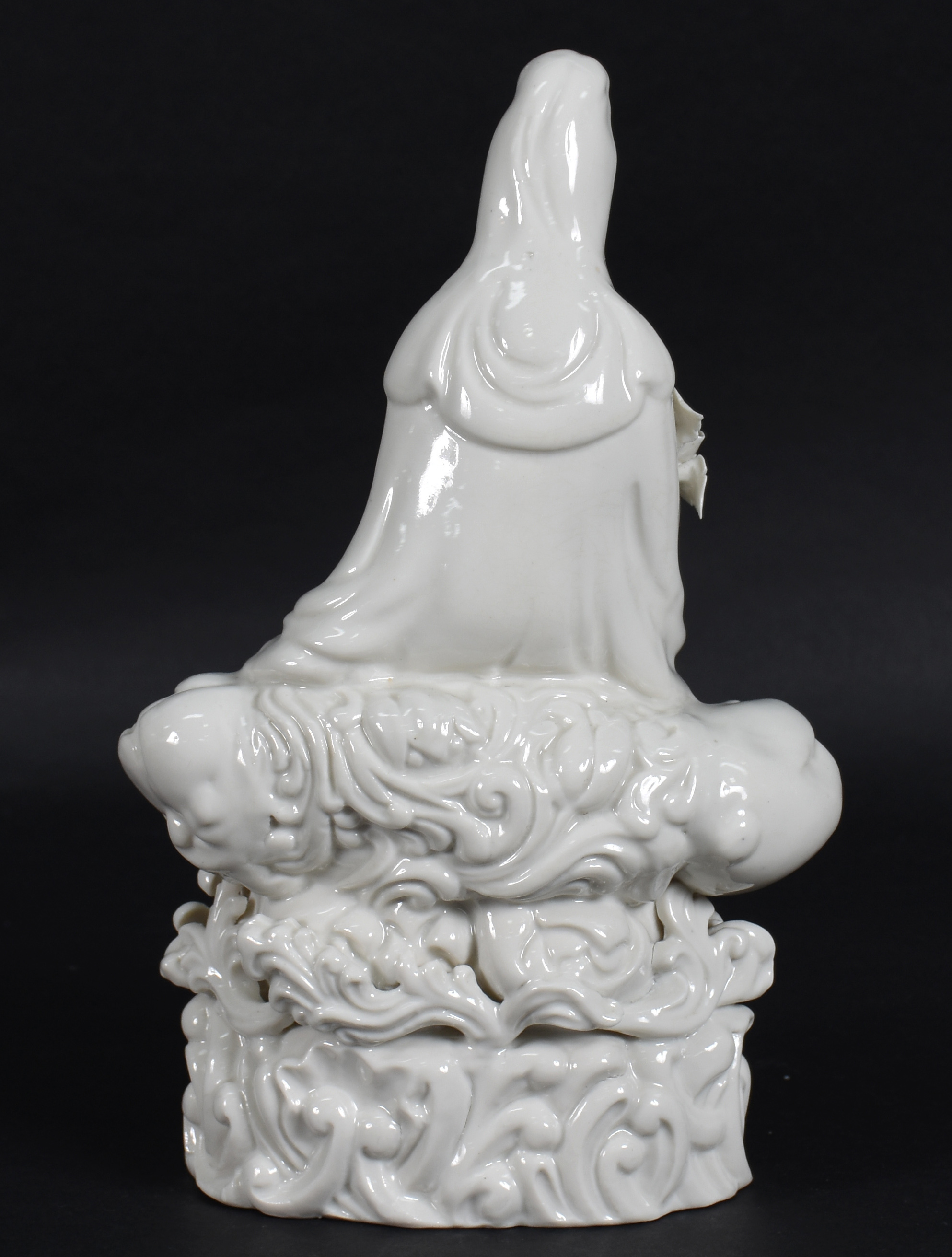 Estatueta de porcelana Blanc d'chine representando Divindade. - foto 3 de 4