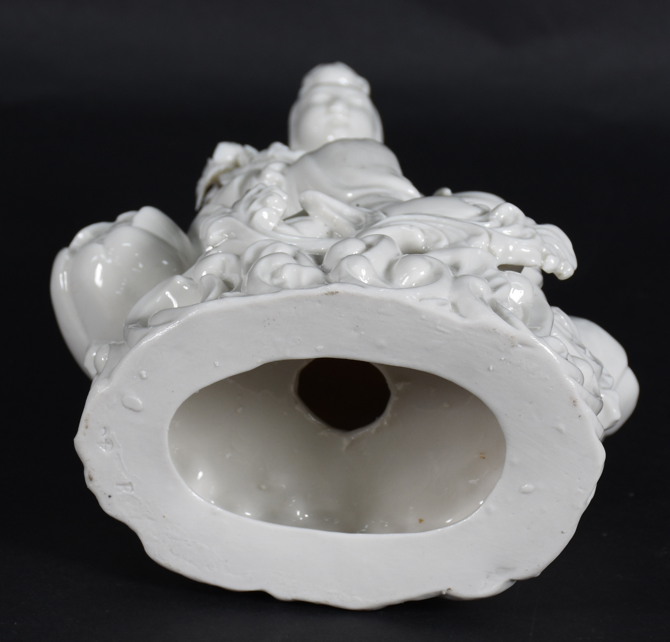 Estatueta de porcelana Blanc d'chine representando Divindade. - foto 4 de 4