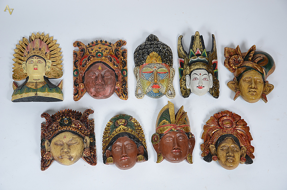 Nove máscaras diversas de Bali. Medidas de 25 à 33 cm.