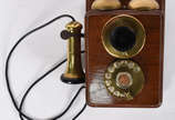Telefone de parede com caixa de madeira. - Telefone de parede com caixa de madeira.