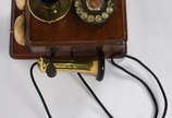 Telefone de parede com caixa de madeira. - Telefone de parede com caixa de madeira.