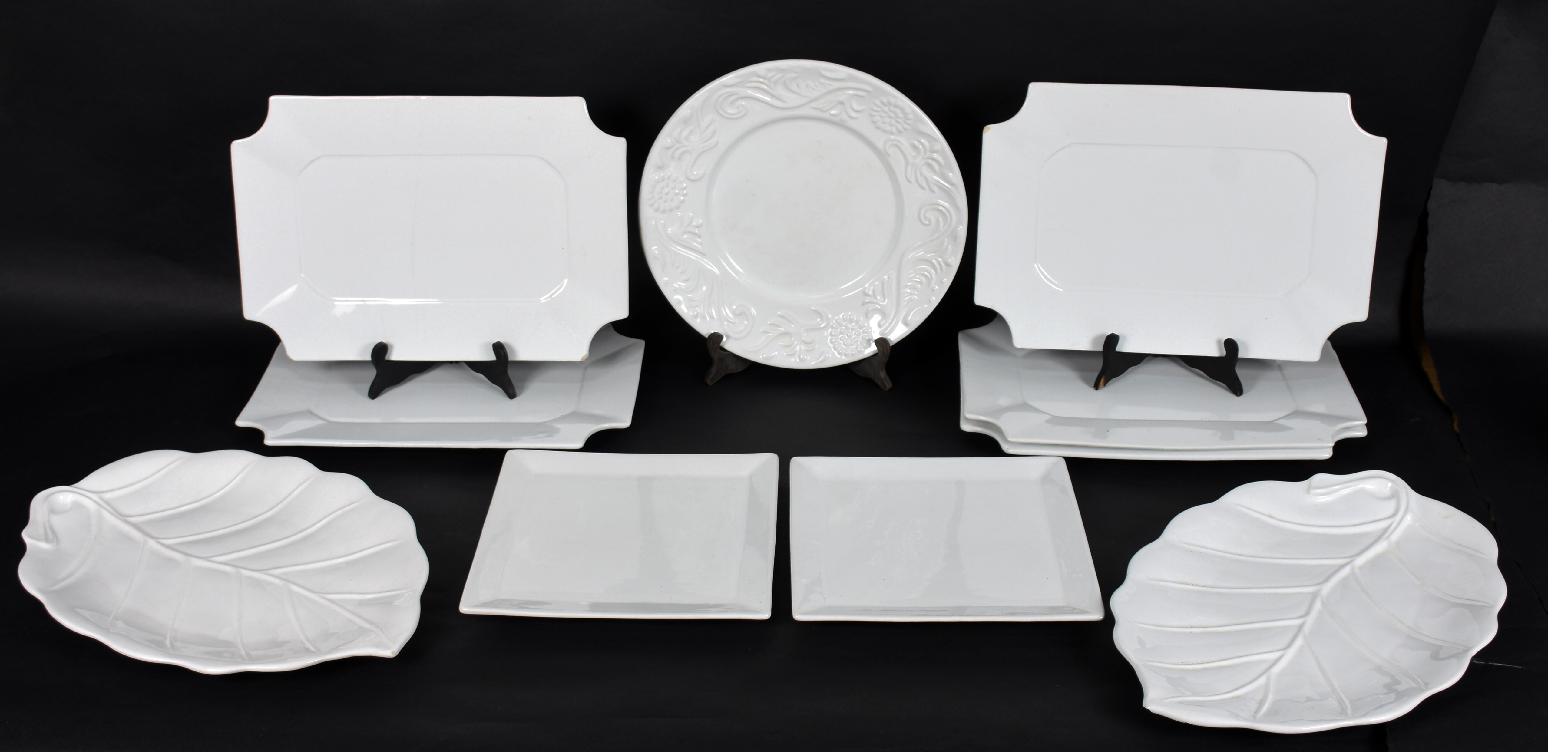 Conjunto com 10 travessas de cerâmica vitrificada branca, diversos... - foto 1 de 6