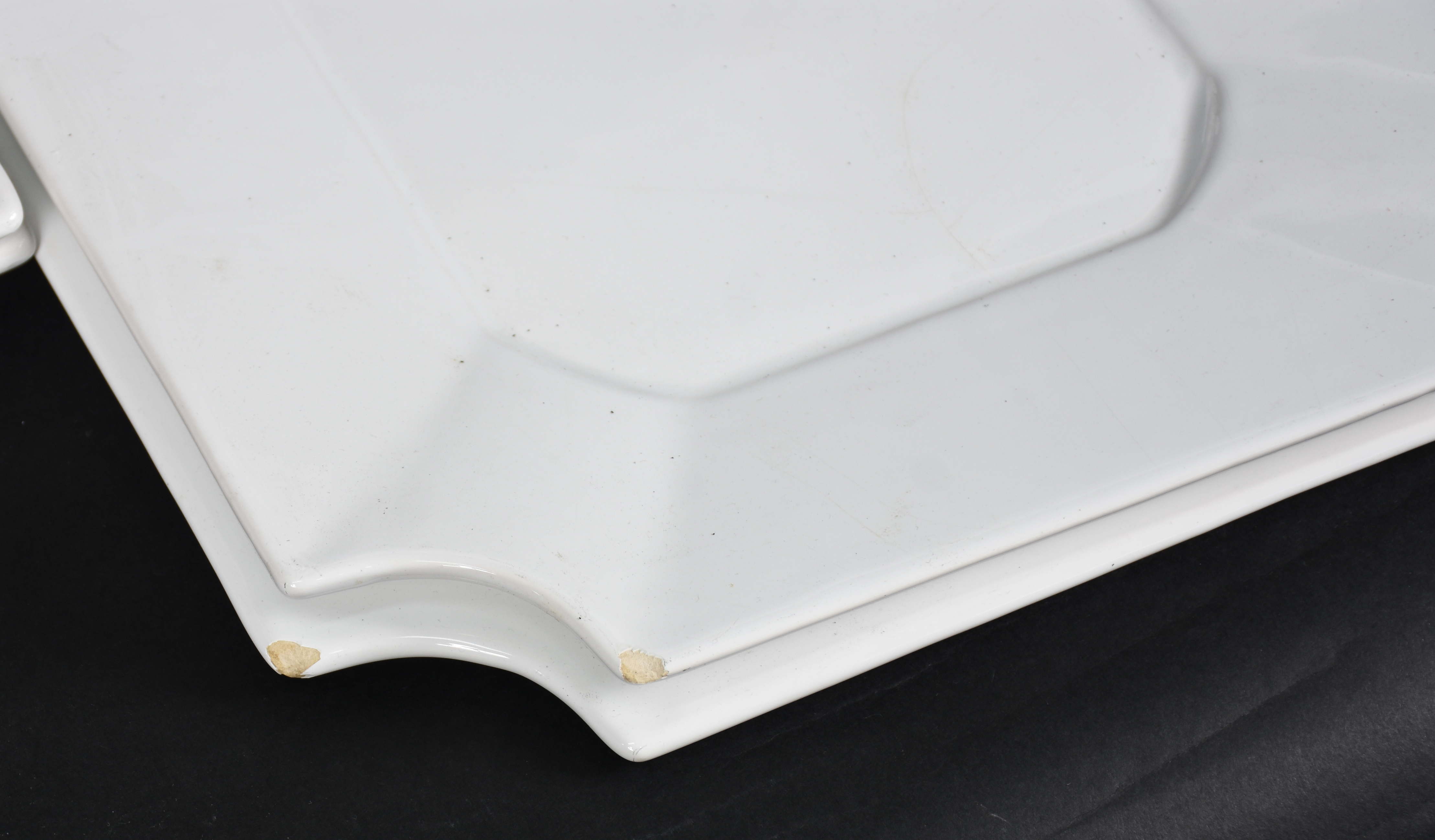 Conjunto com 10 travessas de cerâmica vitrificada branca, diversos... - foto 5 de 6