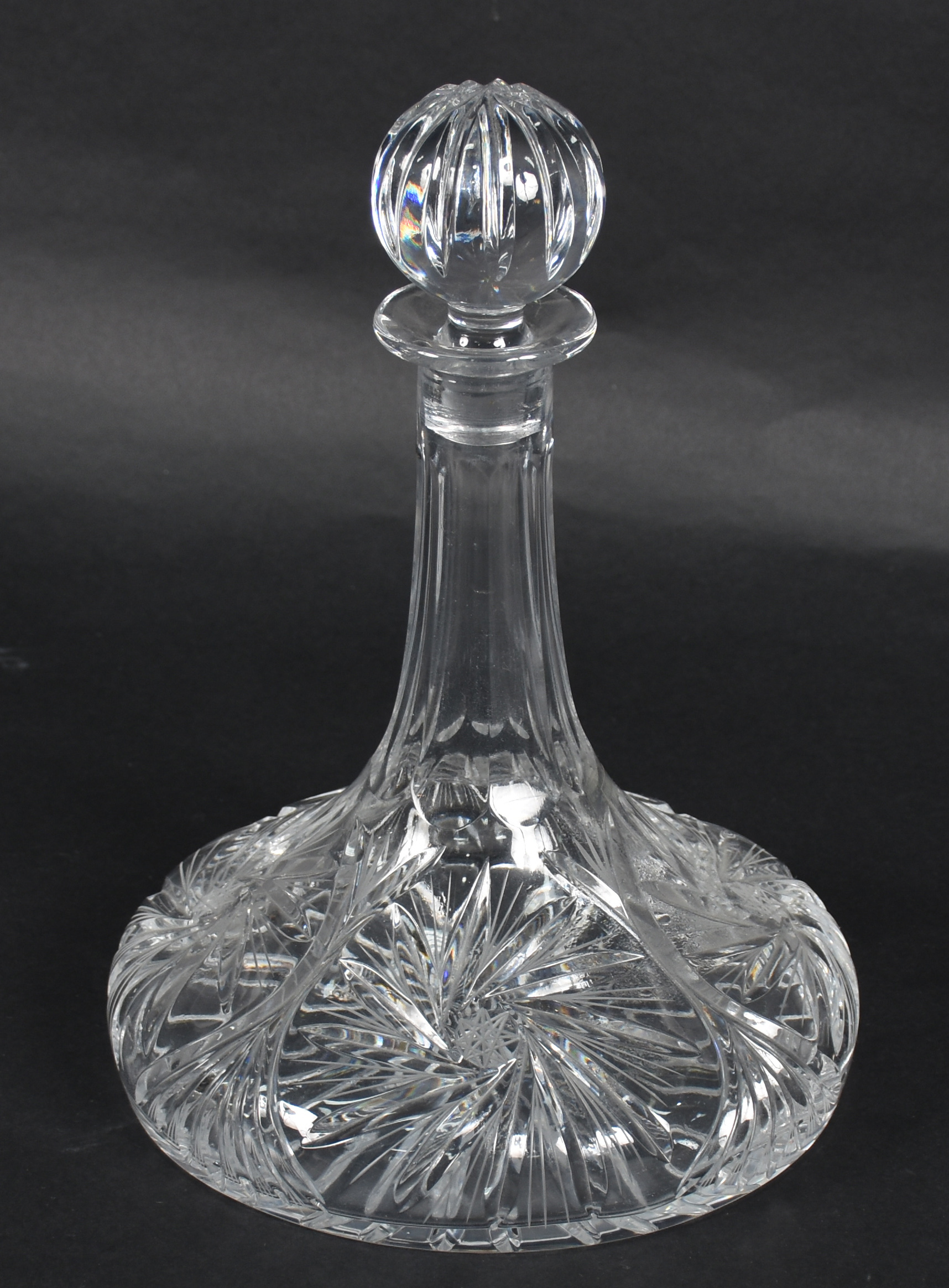Garrafa de navio de cristal tcheco lapidado. Dita "de navio" pois tem... - foto 3 de 5