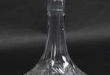 Garrafa de navio de cristal tcheco lapidado. Di... - Garrafa de navio de cristal tcheco lapidado. Dita "de navio" pois tem a base larga, o que a impede de tombar com o balanço do mar!