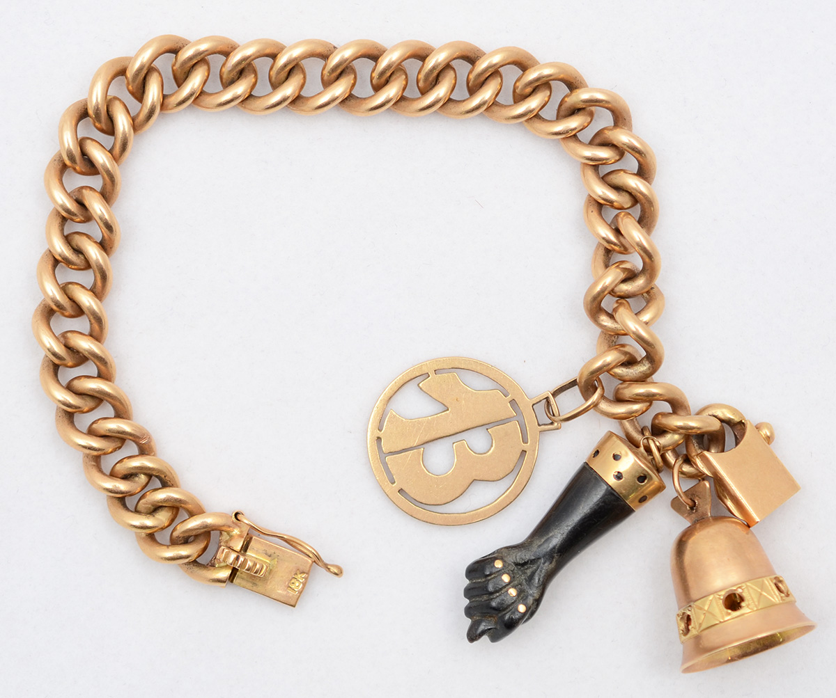 Pulseira e seus berloques, ouro 18 k contrastado, figa em osso. Peso...