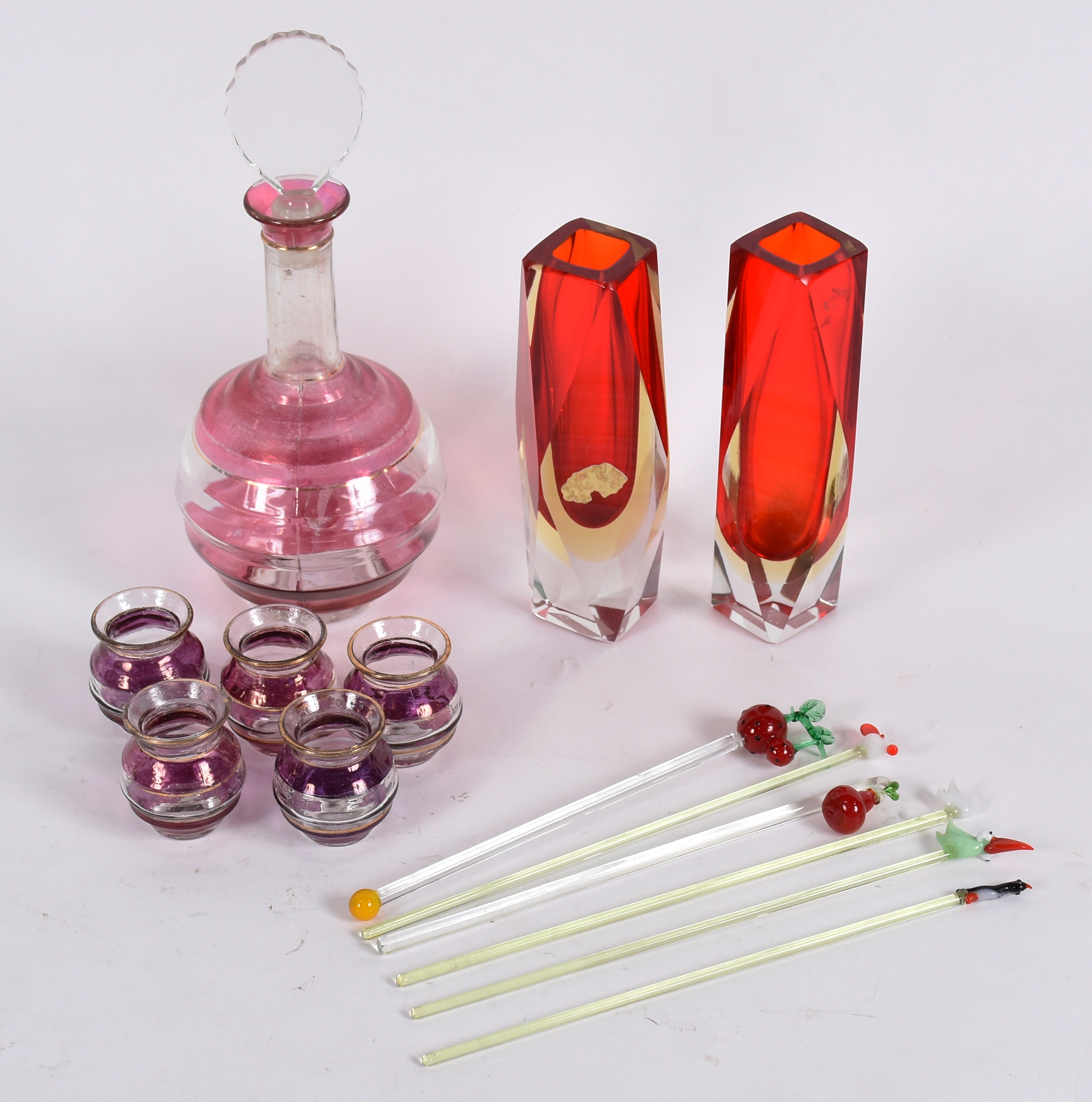 Diversas peças de vidro, sendo: par de vasos vermelhos; licoreira e 5... - foto 1 de 3