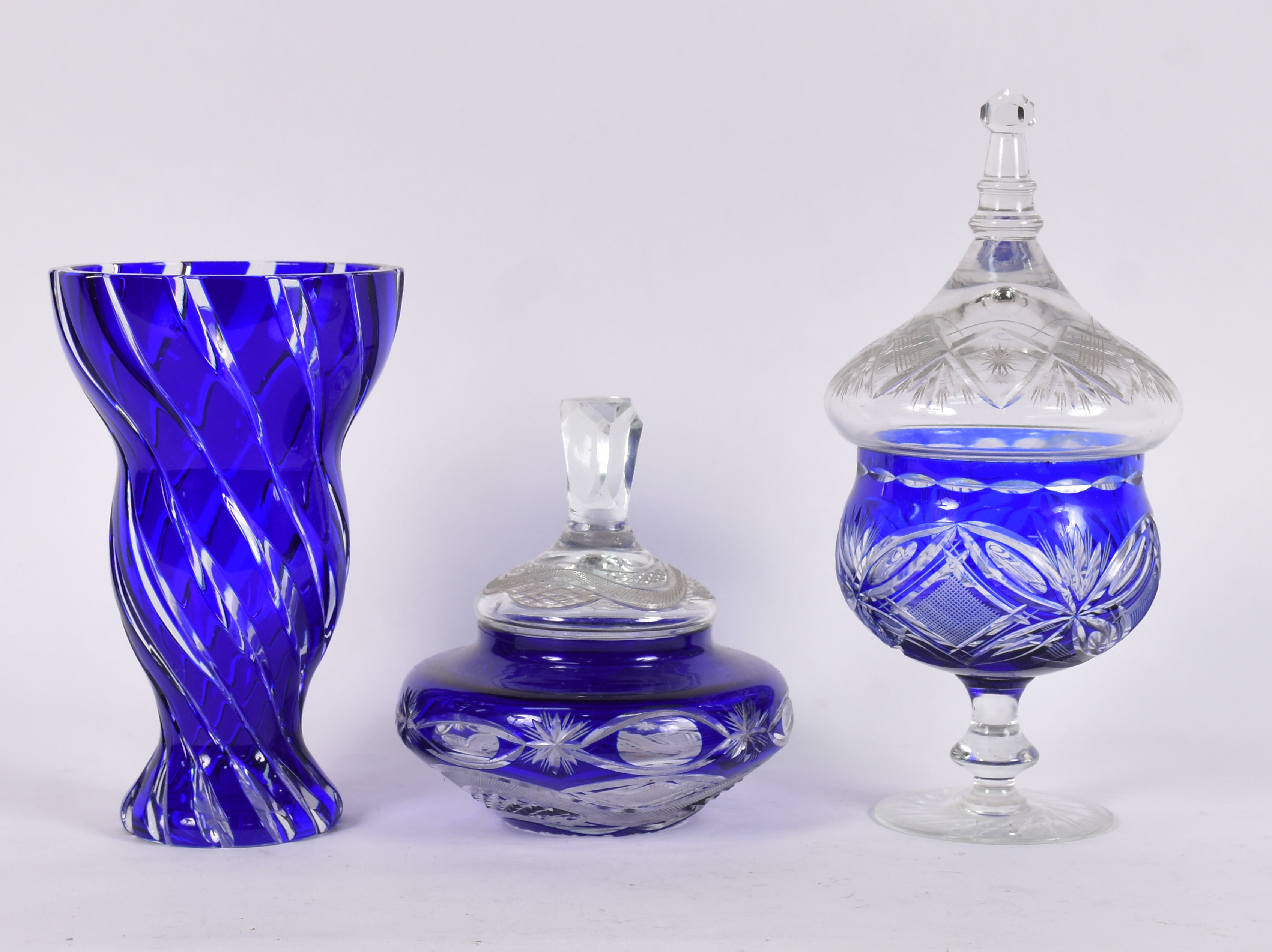 Tres peças de cristal doublé azul lapidado - foto 1 de 5