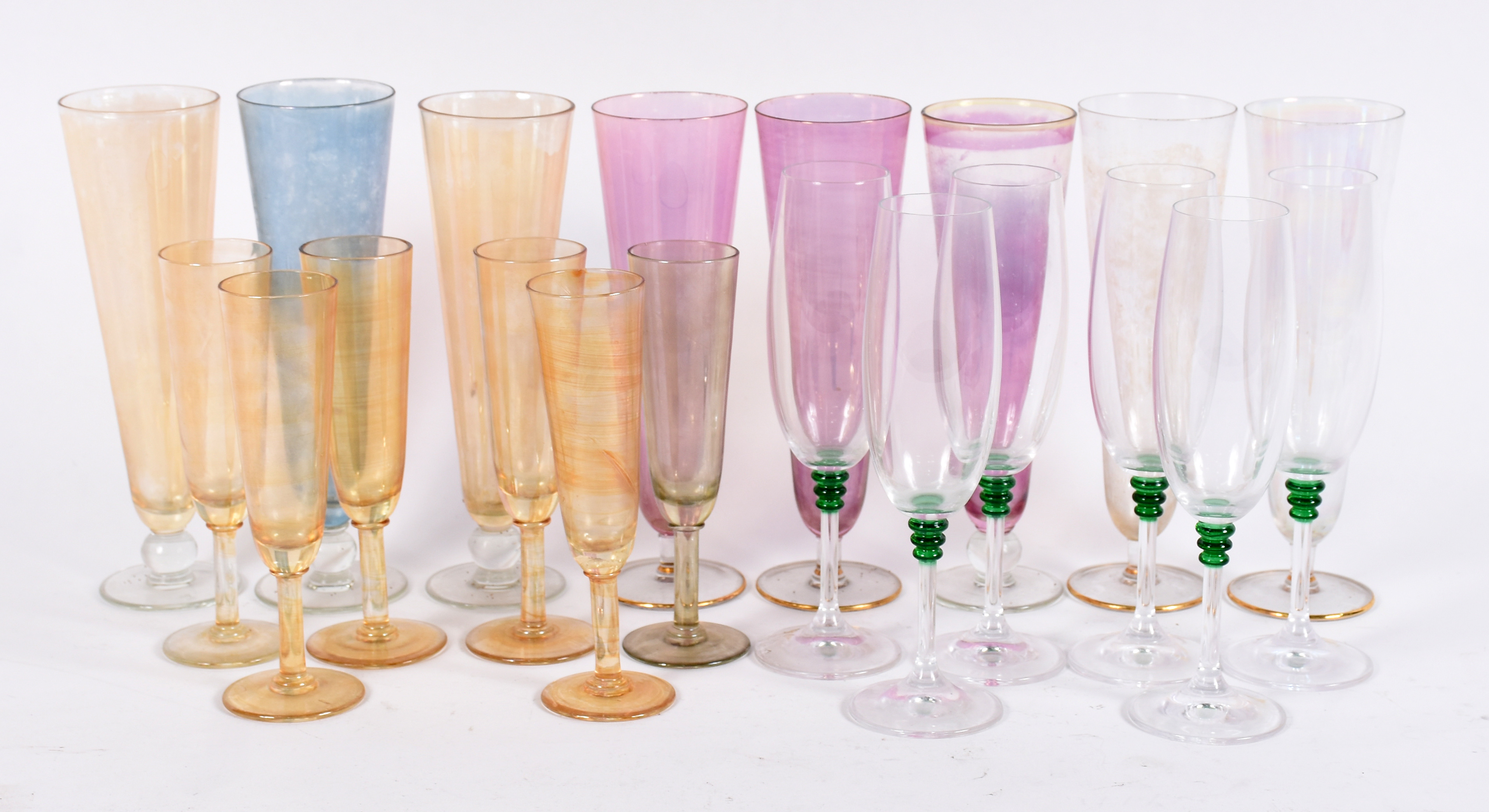 Diversas peças, sendo 8 tulipas para cerveja; 6 flutes com detalhes... - foto 1 de 4
