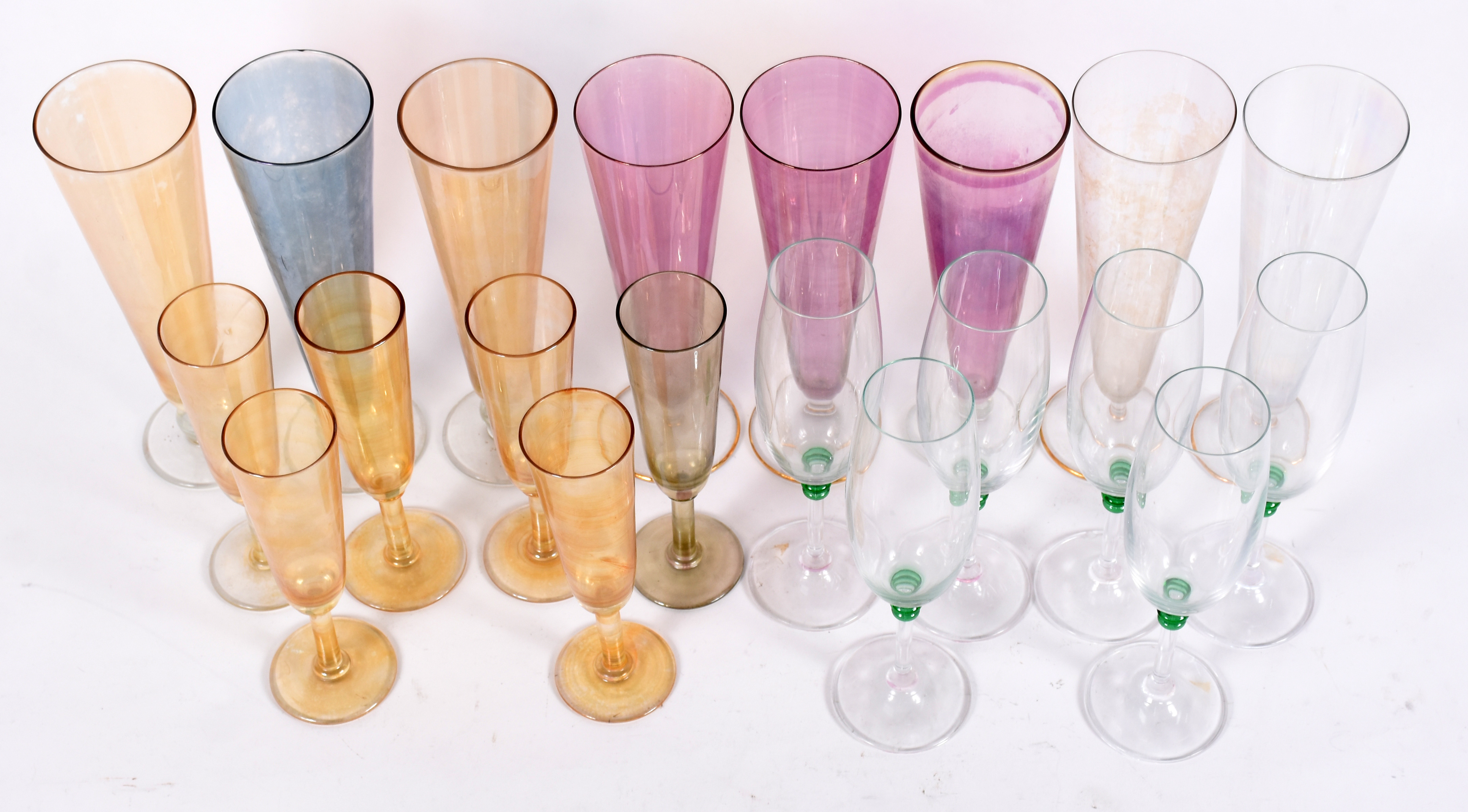 Diversas peças, sendo 8 tulipas para cerveja; 6 flutes com detalhes... - foto 2 de 4