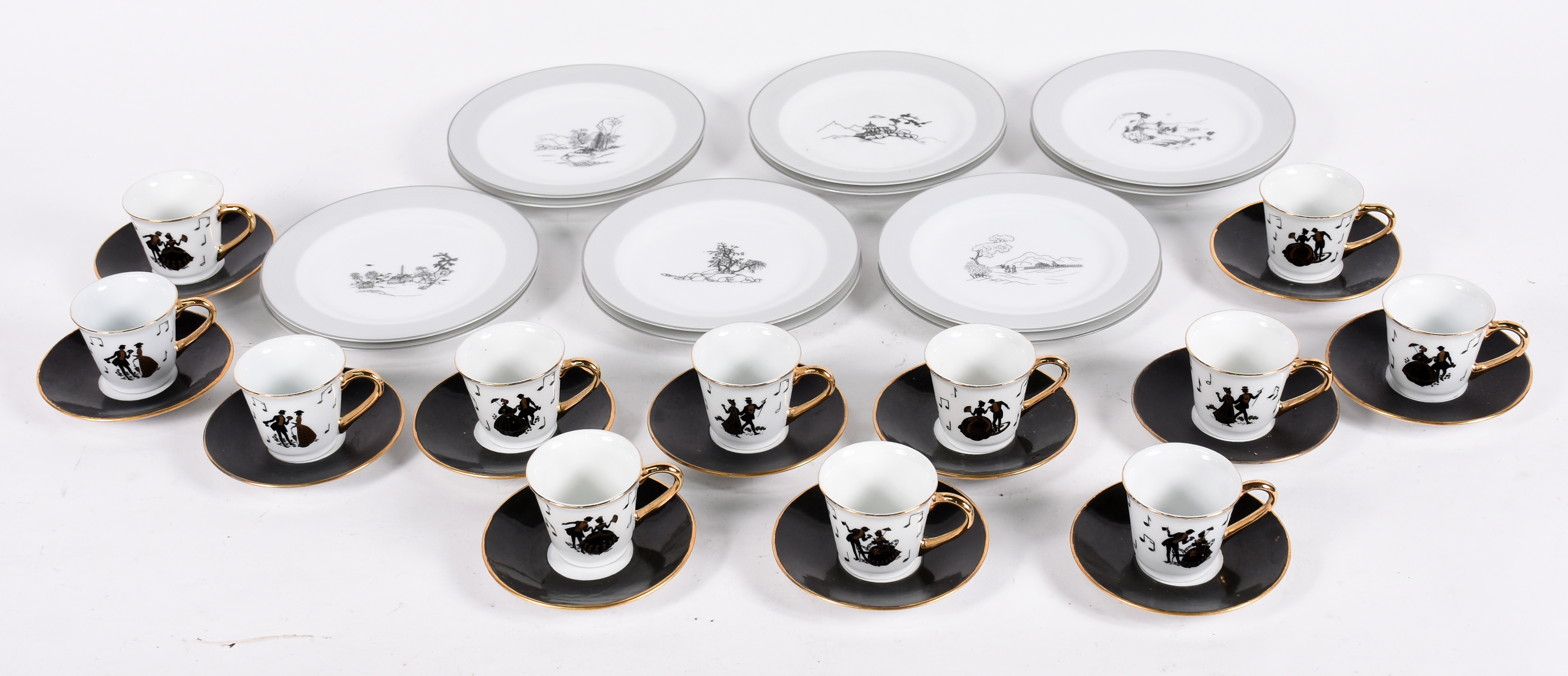 Conjunto de 12 xícaras de café com pires (sem marca) e 12 pratinhos... - foto 1 de 8