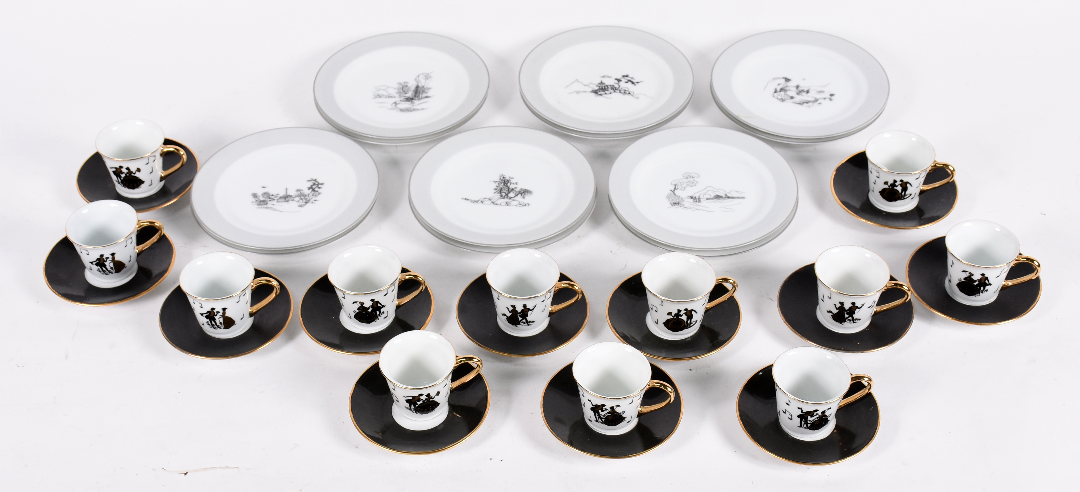 Conjunto de 12 xícaras de café com pires (sem marca) e 12 pratinhos... - foto 2 de 8