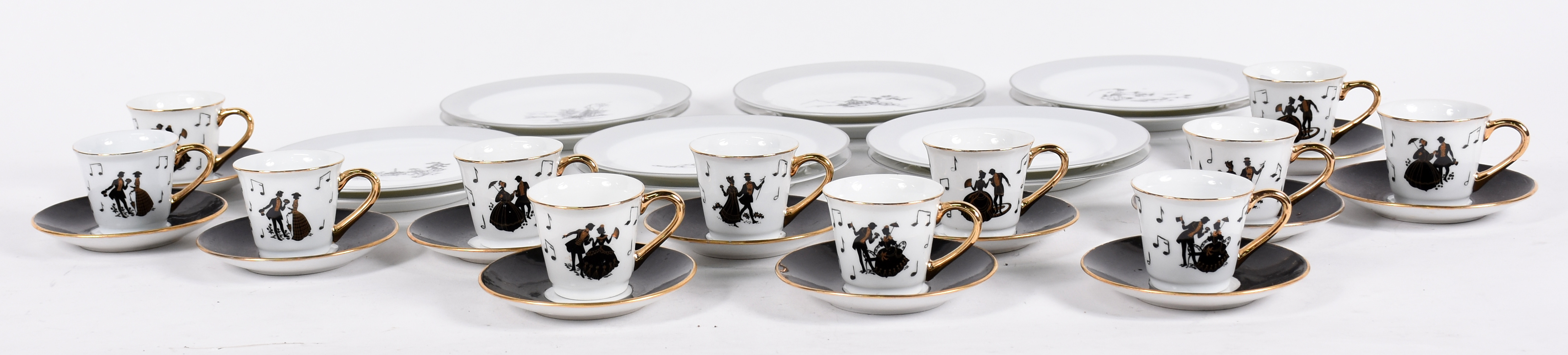 Conjunto de 12 xícaras de café com pires (sem marca) e 12 pratinhos... - foto 3 de 8