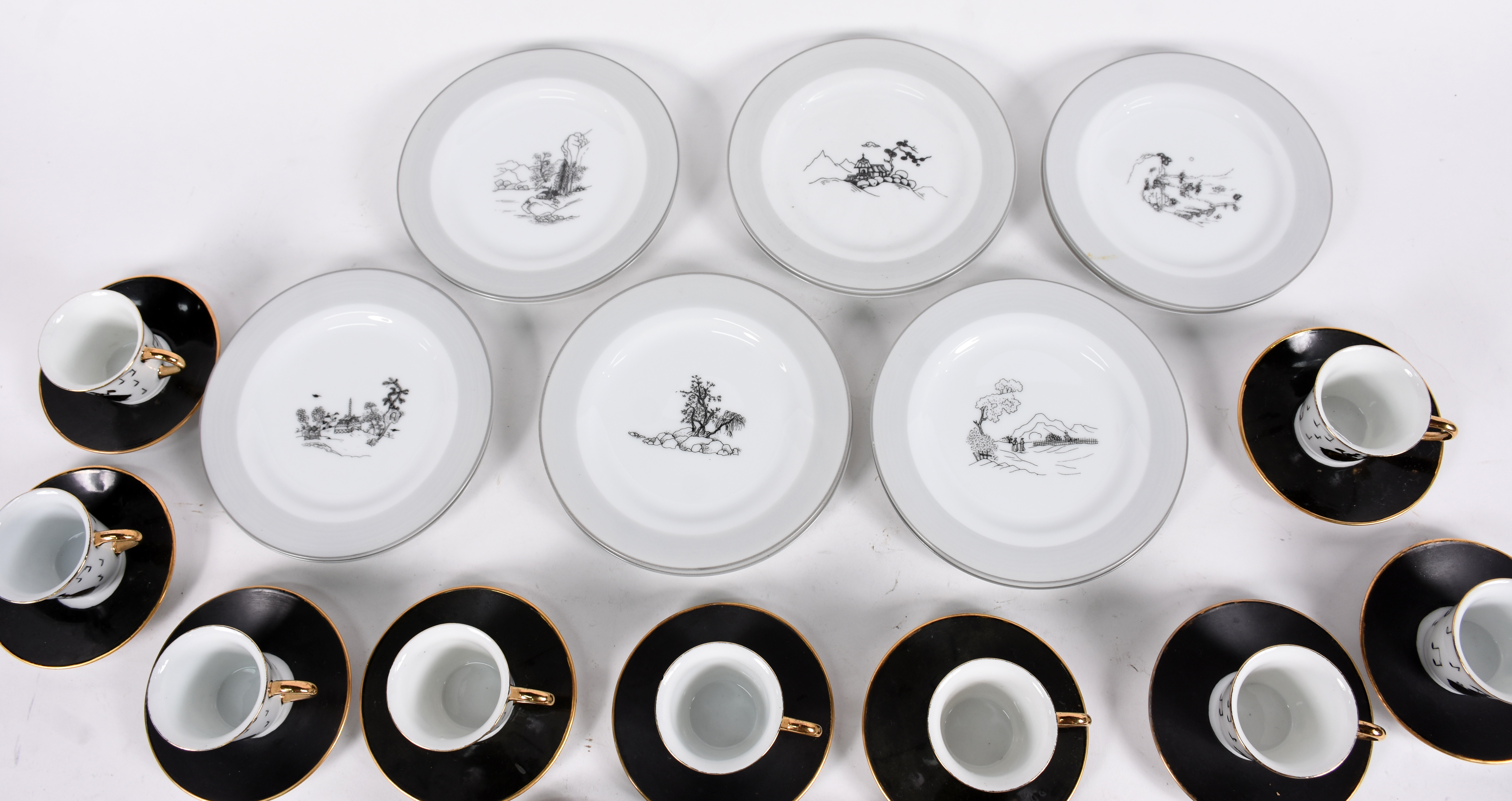Conjunto de 12 xícaras de café com pires (sem marca) e 12 pratinhos... - foto 4 de 8
