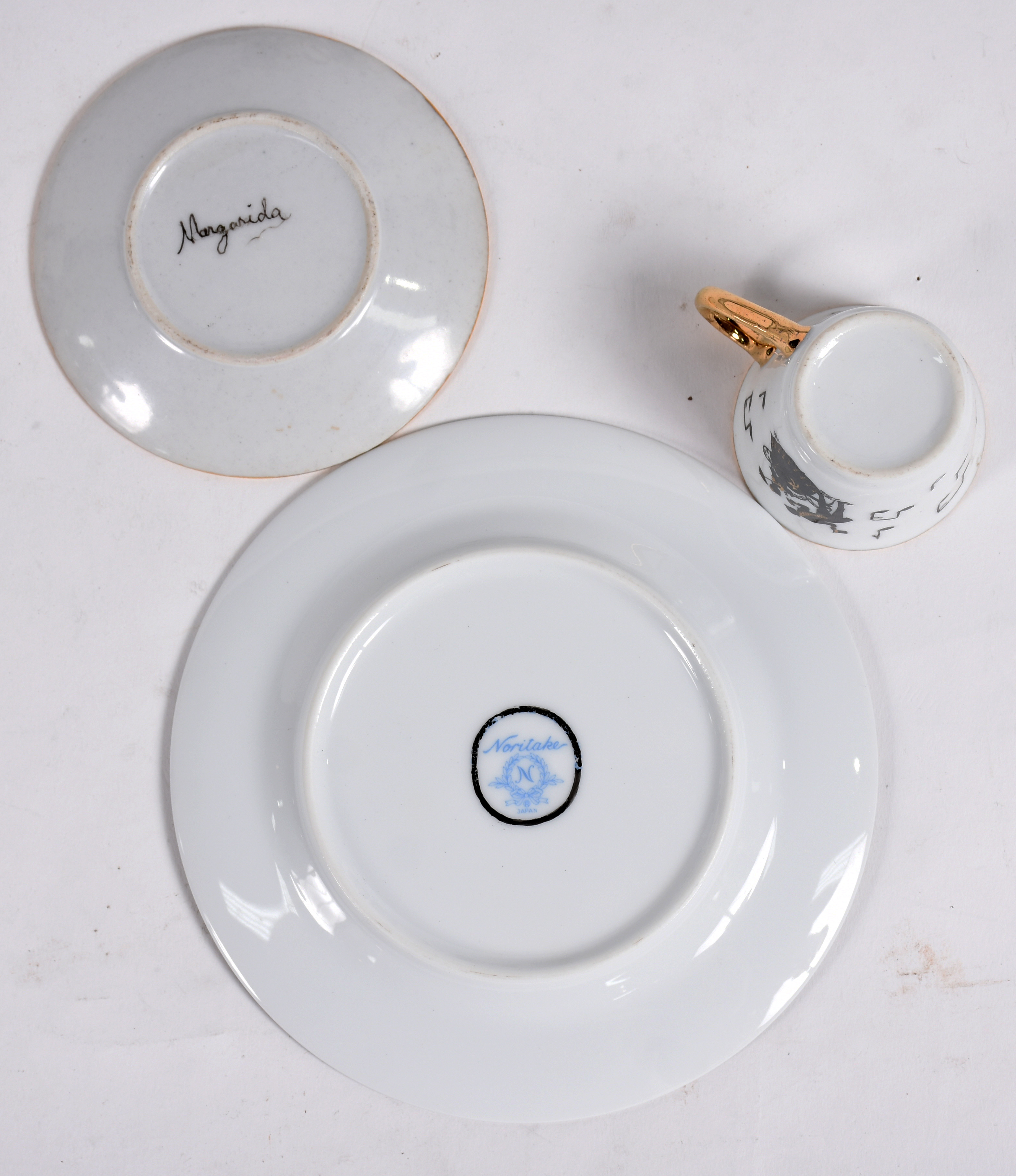 Conjunto de 12 xícaras de café com pires (sem marca) e 12 pratinhos... - foto 6 de 8
