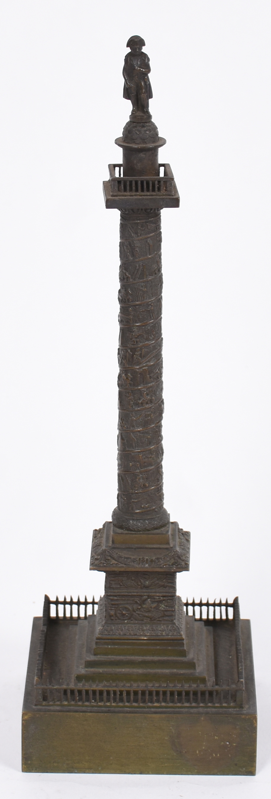 Torre de bronze com pequena figura de Napoleão no topo. - foto 1 de 7