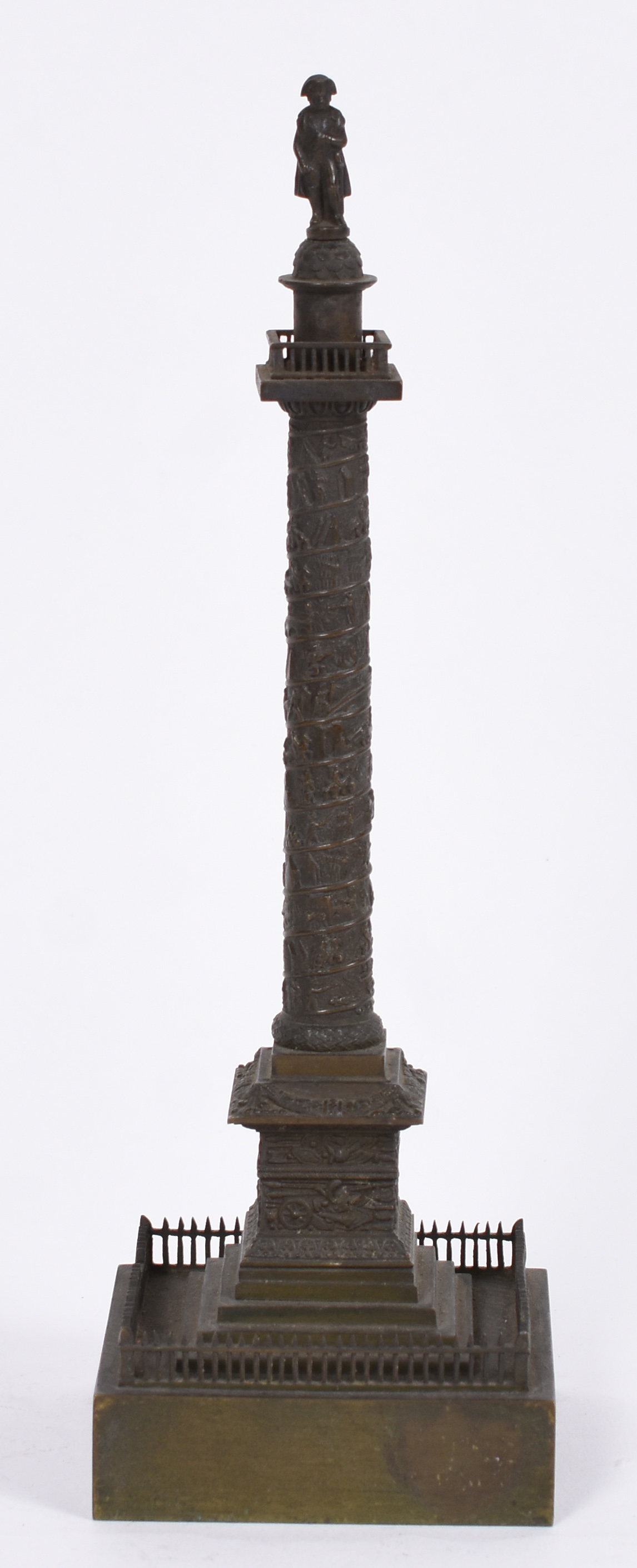 Torre de bronze com pequena figura de Napoleão no topo. - foto 2 de 7