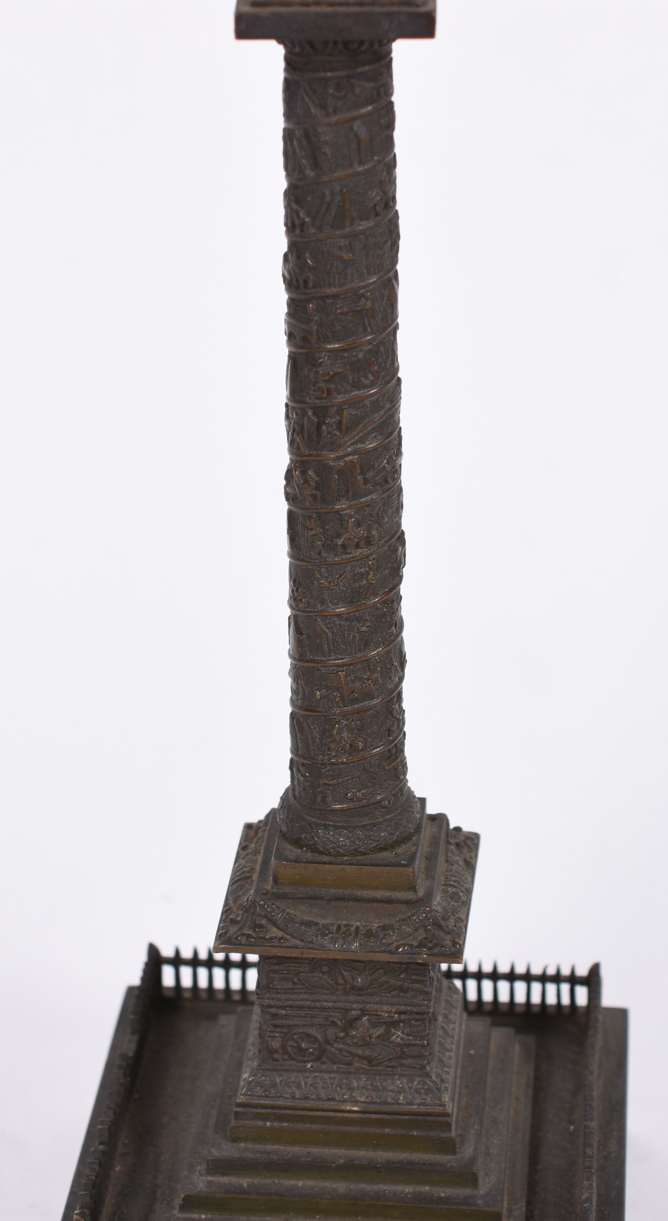 Torre de bronze com pequena figura de Napoleão no topo. - foto 3 de 7