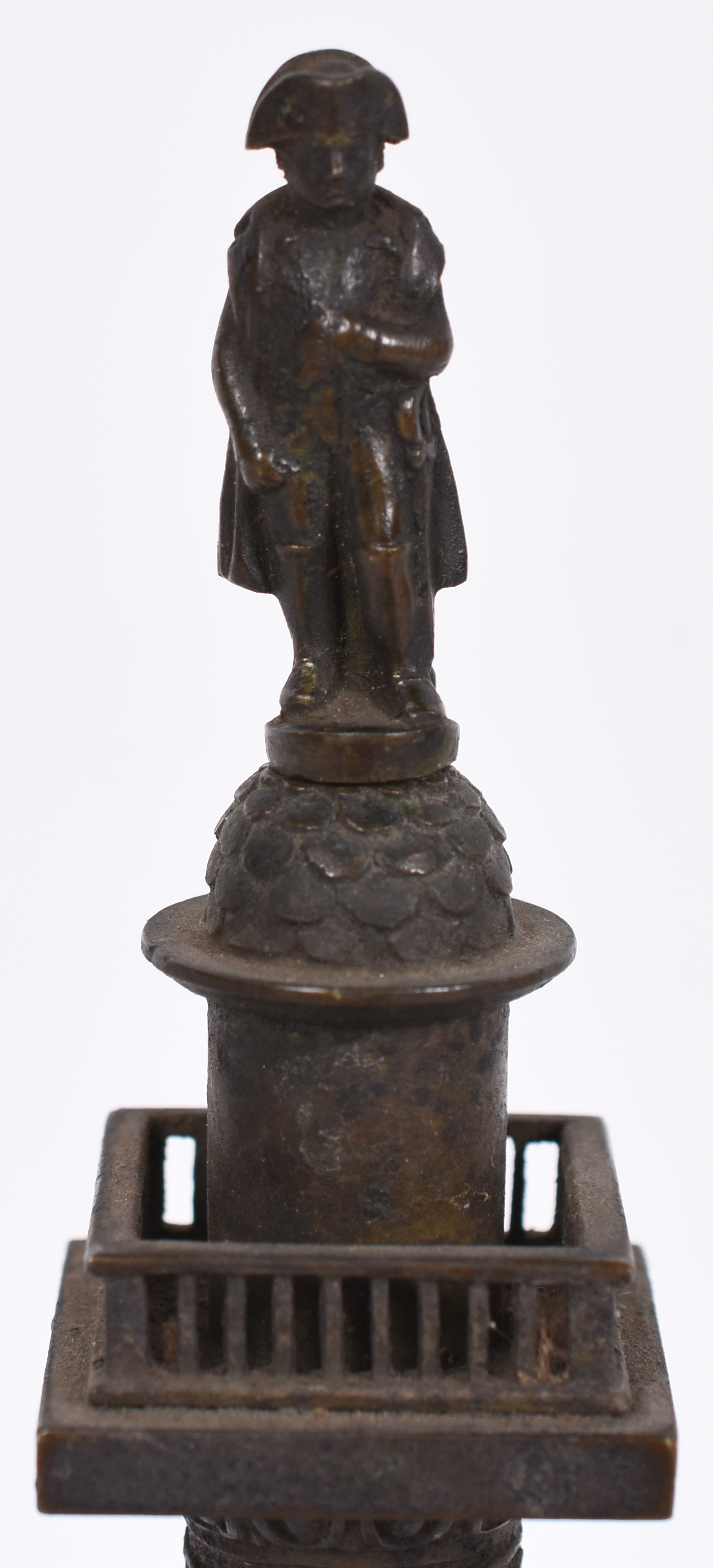 Torre de bronze com pequena figura de Napoleão no topo. - foto 4 de 7
