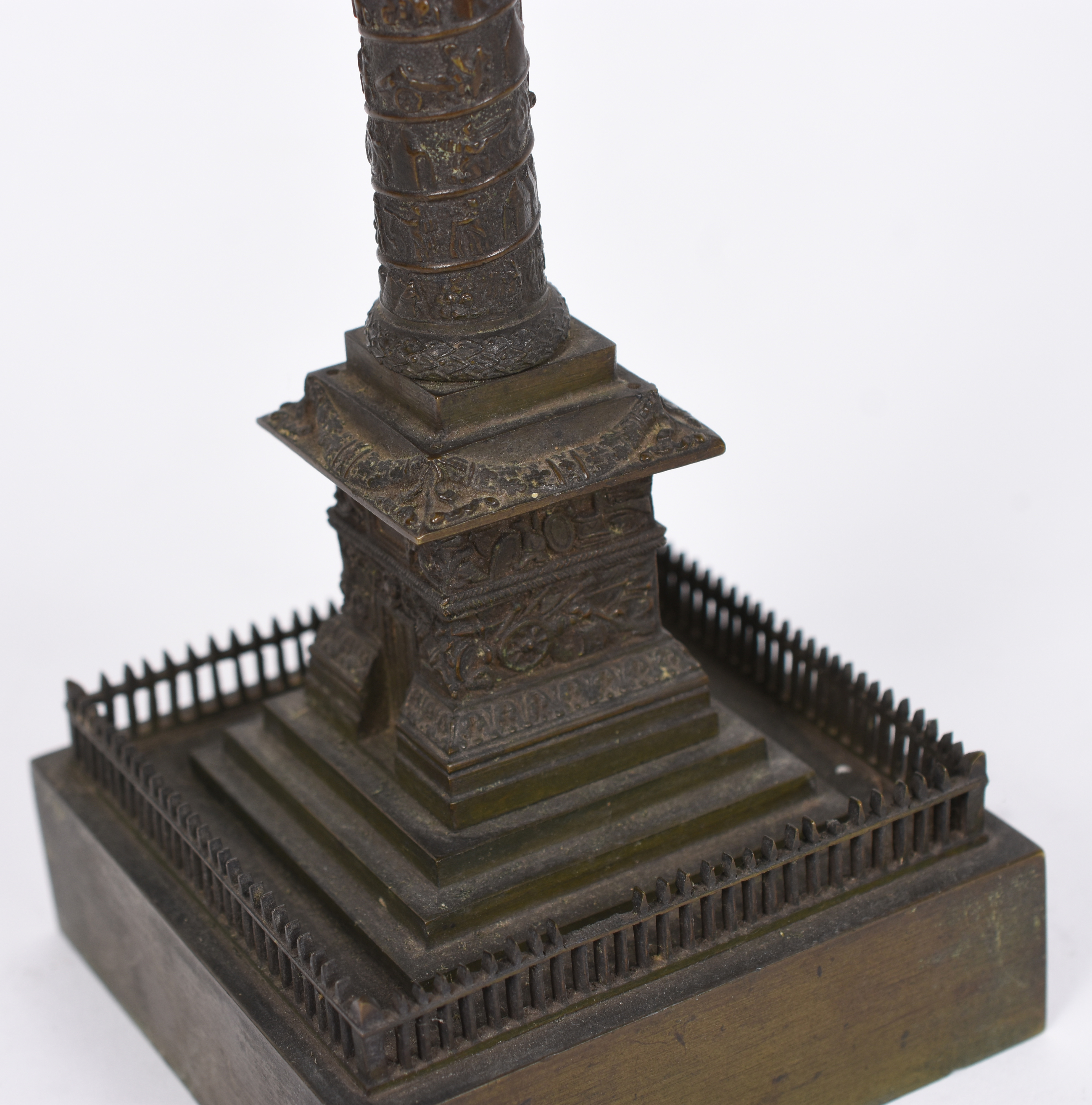 Torre de bronze com pequena figura de Napoleão no topo. - foto 7 de 7