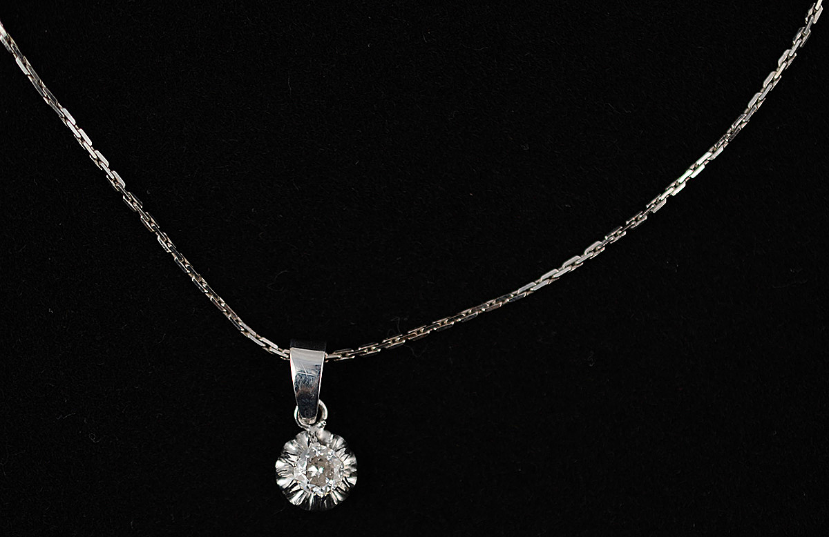 Pendente e seu cordão de ouro branco 18 k com brilhante solitário de... - foto 1 de 2