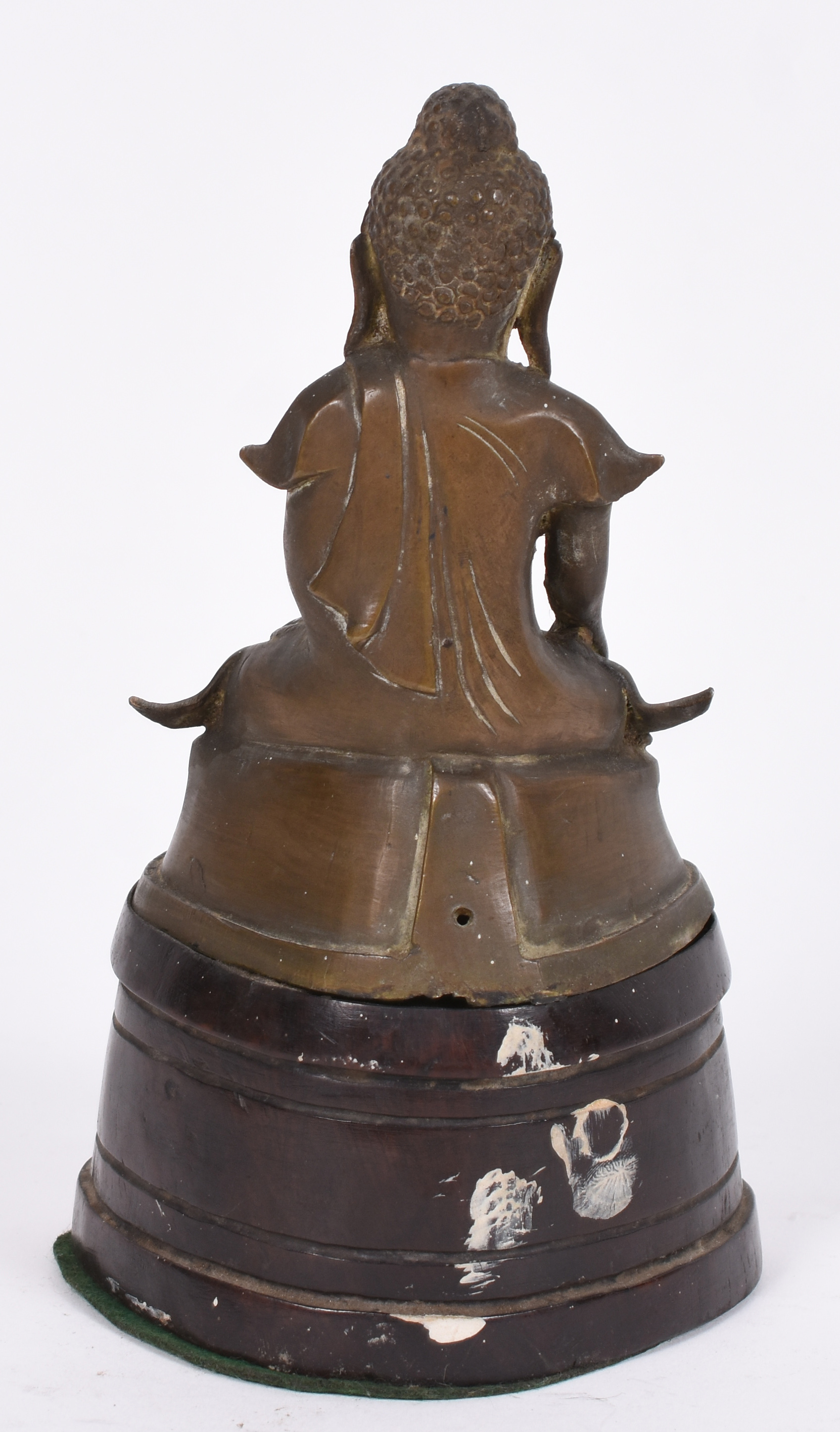 Escultura representando Buda de metal com base de madeira. - foto 4 de 4