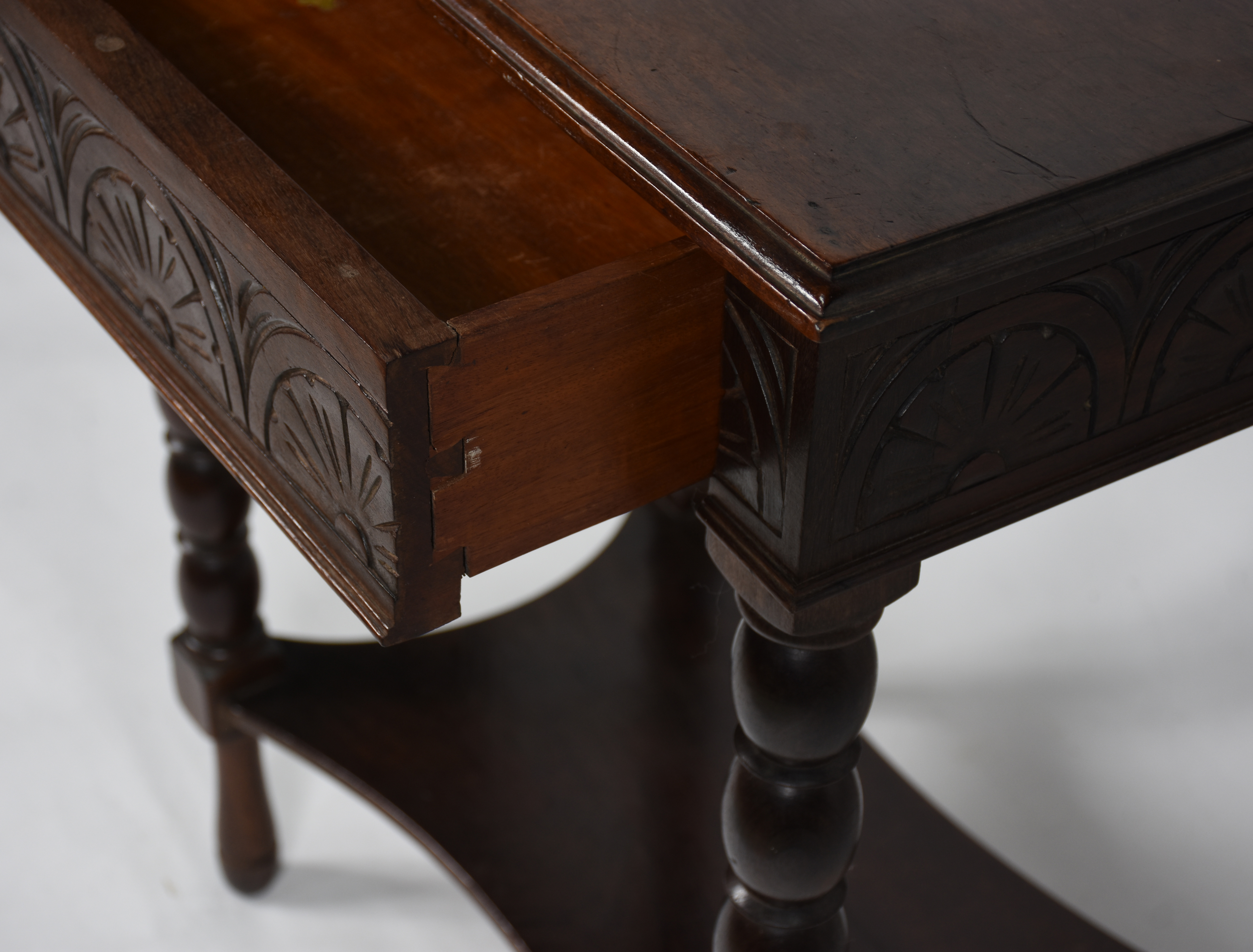 Mesa auxiliar de madeira nobre com uma gaveta, pernas torneadas. - foto 5 de 5
