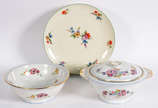 Diversas peças de porcelana, sendo uma sopeira ... - Diversas peças de porcelana, sendo uma sopeira e um bowl frances de Limoges com flores em policromia, e um prato Rosenthal. Total 3 peças.