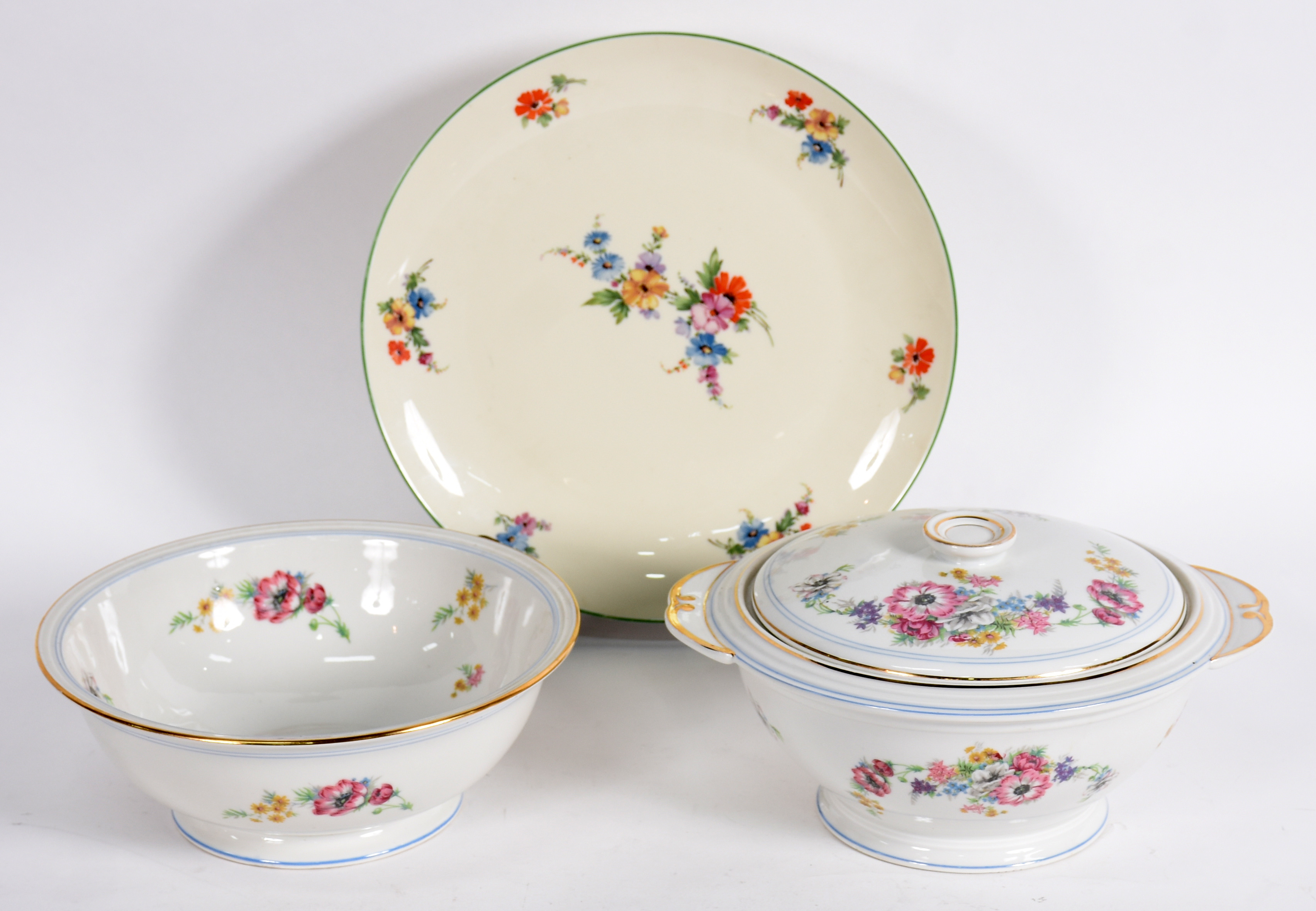 Diversas peças de porcelana, sendo uma sopeira e um bowl frances de... - foto 1 de 5