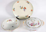 Diversas peças de porcelana, sendo uma sopeira ... - Diversas peças de porcelana, sendo uma sopeira e um bowl frances de Limoges com flores em policromia, e um prato Rosenthal. Total 3 peças.