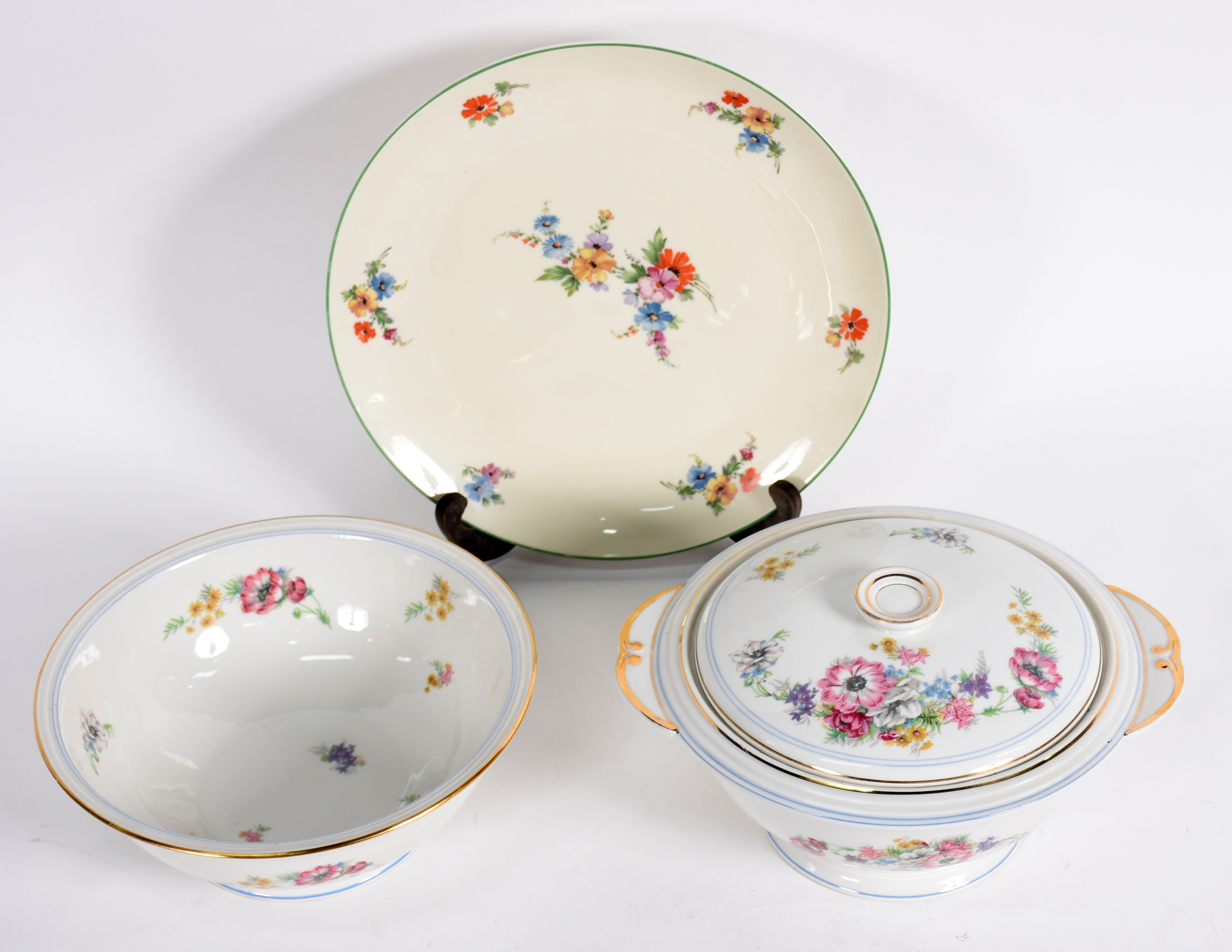 Diversas peças de porcelana, sendo uma sopeira e um bowl frances de... - foto 2 de 5