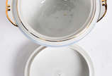 Diversas peças de porcelana, sendo uma sopeira ... - Diversas peças de porcelana, sendo uma sopeira e um bowl frances de Limoges com flores em policromia, e um prato Rosenthal. Total 3 peças.